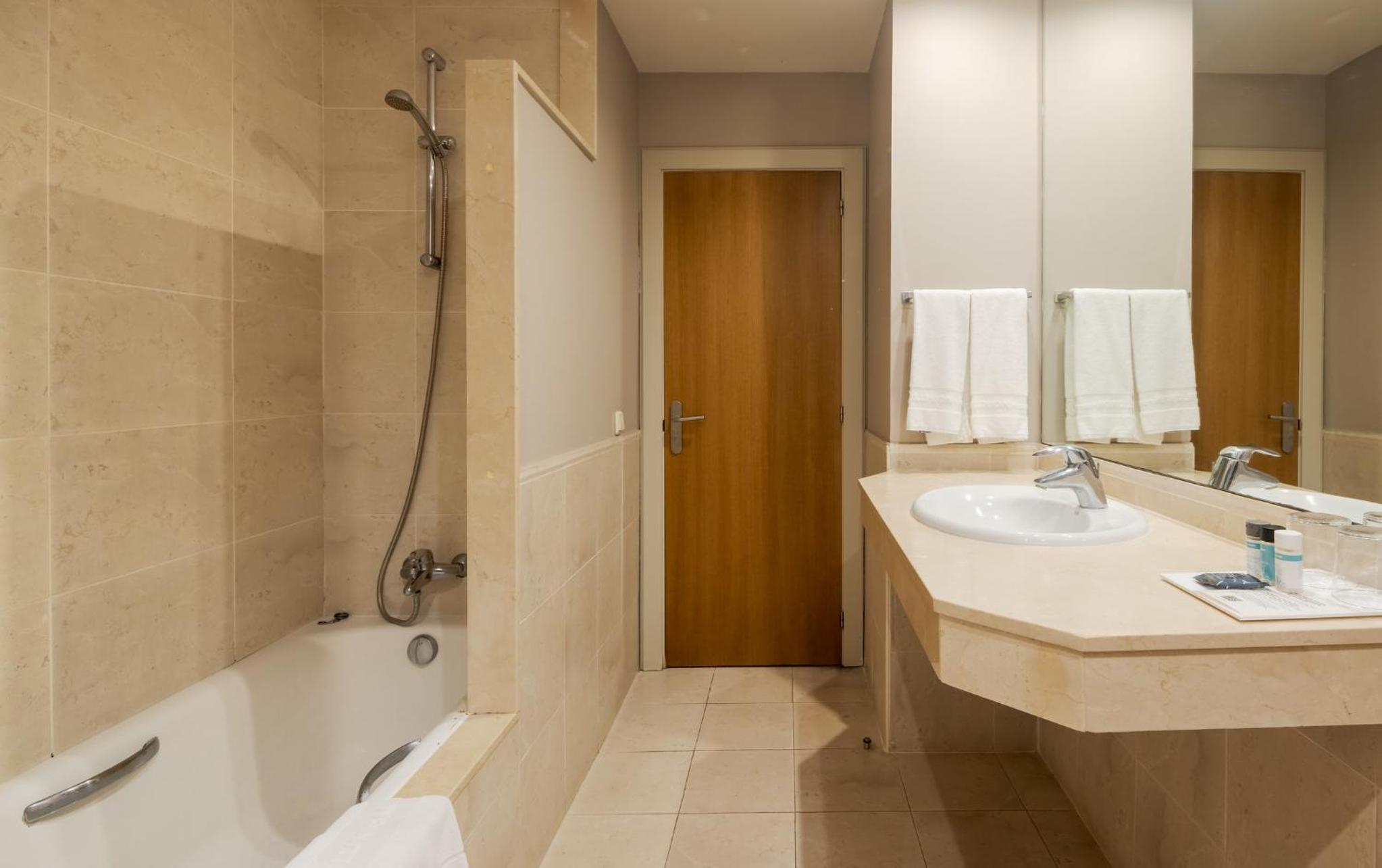 Double or Twin Room with Side Sea View - Photo 2