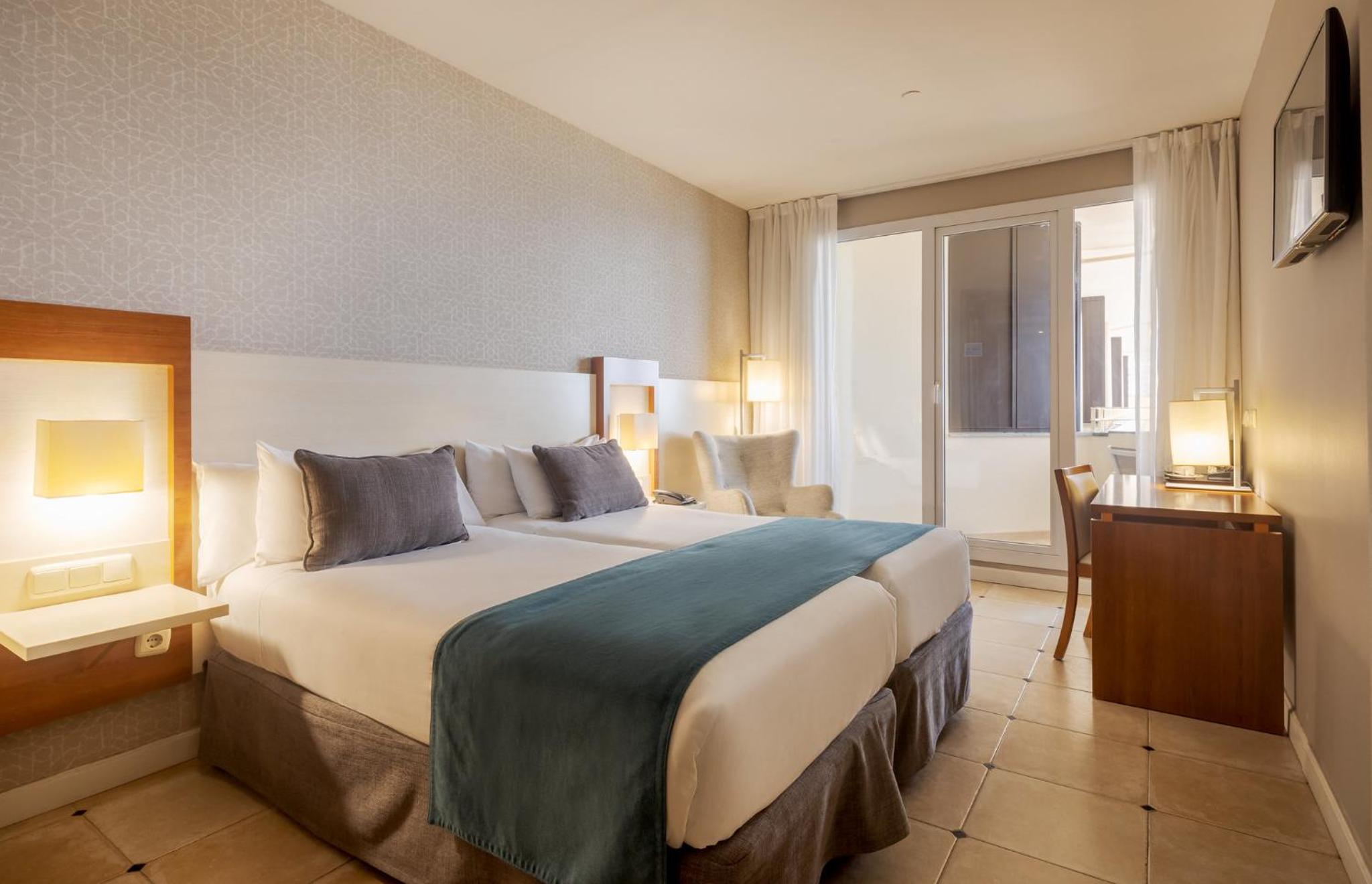 Double or Twin Room with Side Sea View - Photo 4