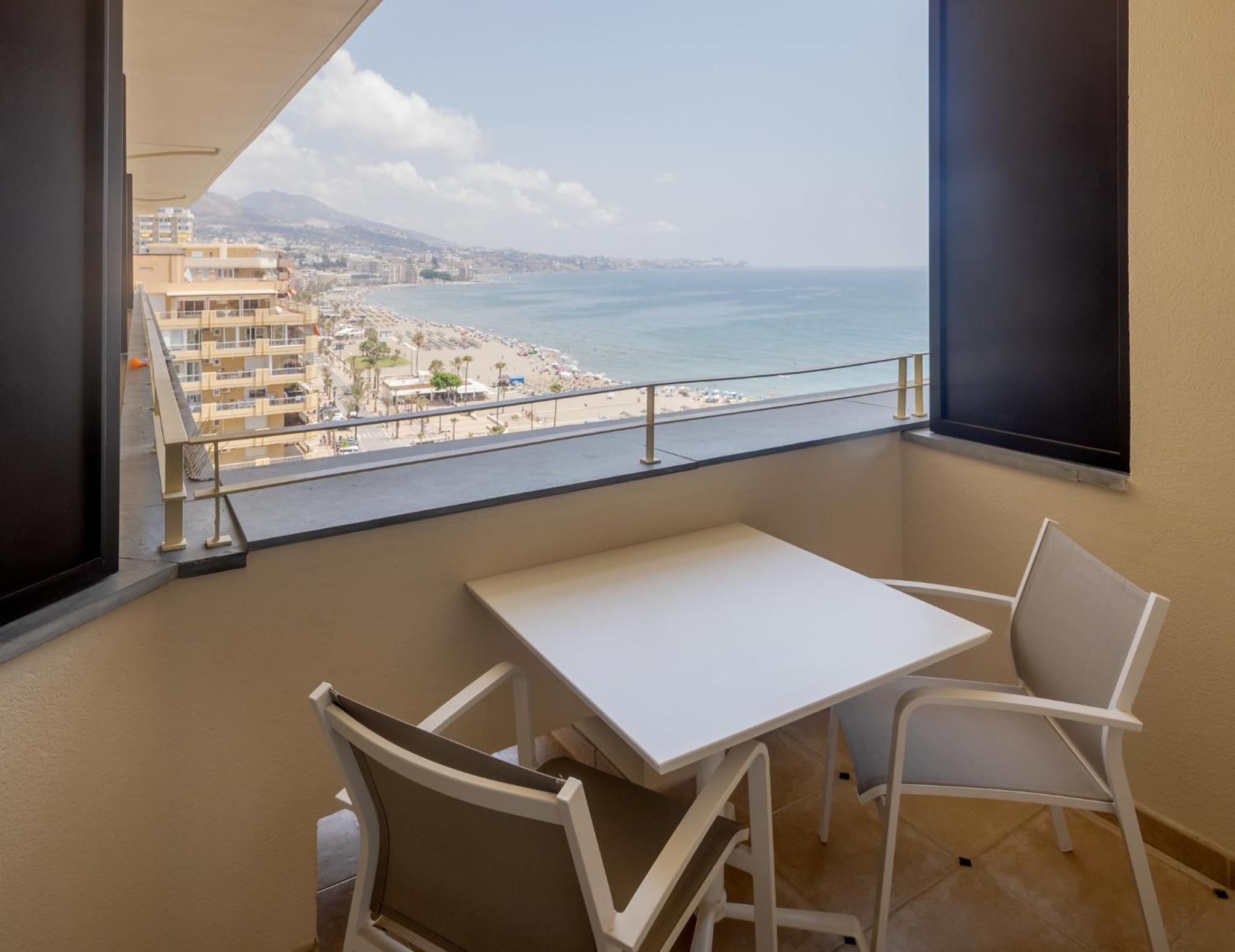 Double or Twin Room with Side Sea View - Photo 3
