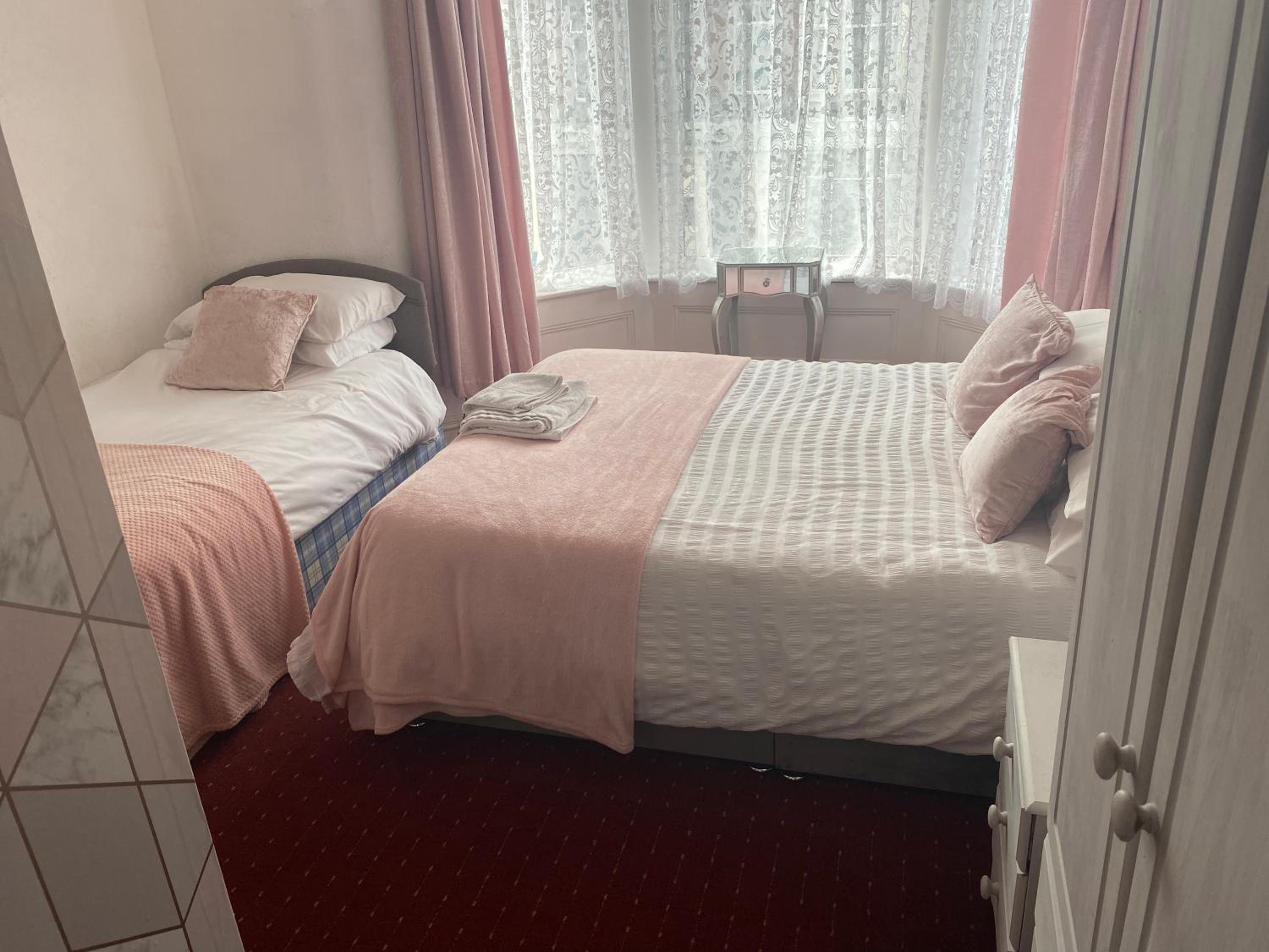 Double or Twin Room with Private Bathroom - Photo 1