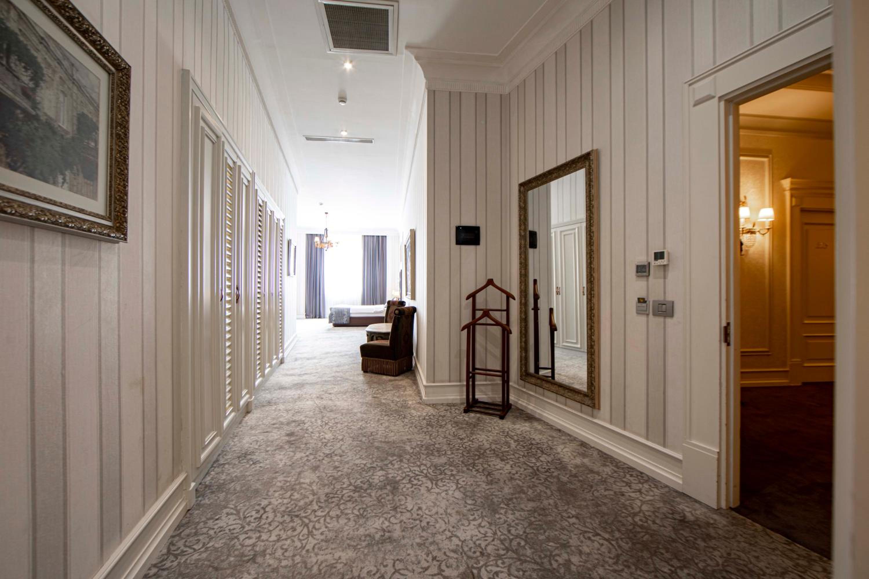 Executive room photo 2
