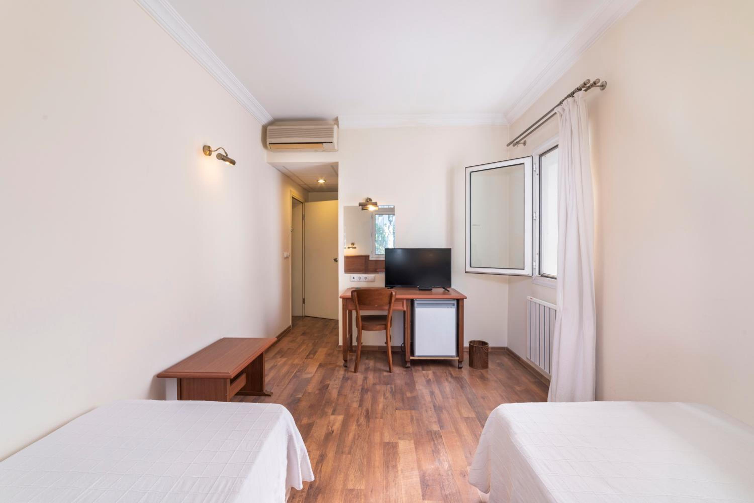 Standard Twin Room - Photo 4