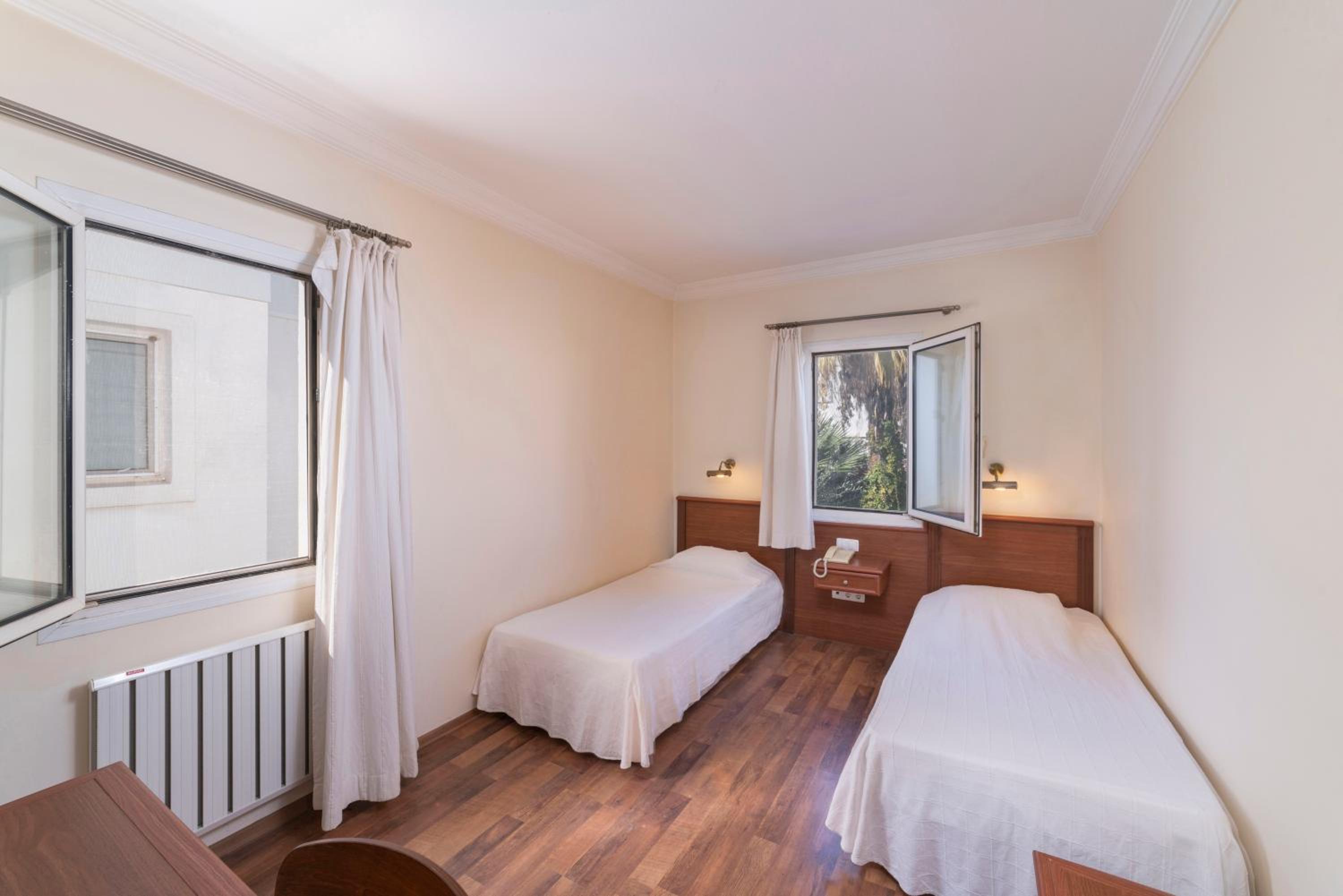 Standard Twin Room - Photo 1
