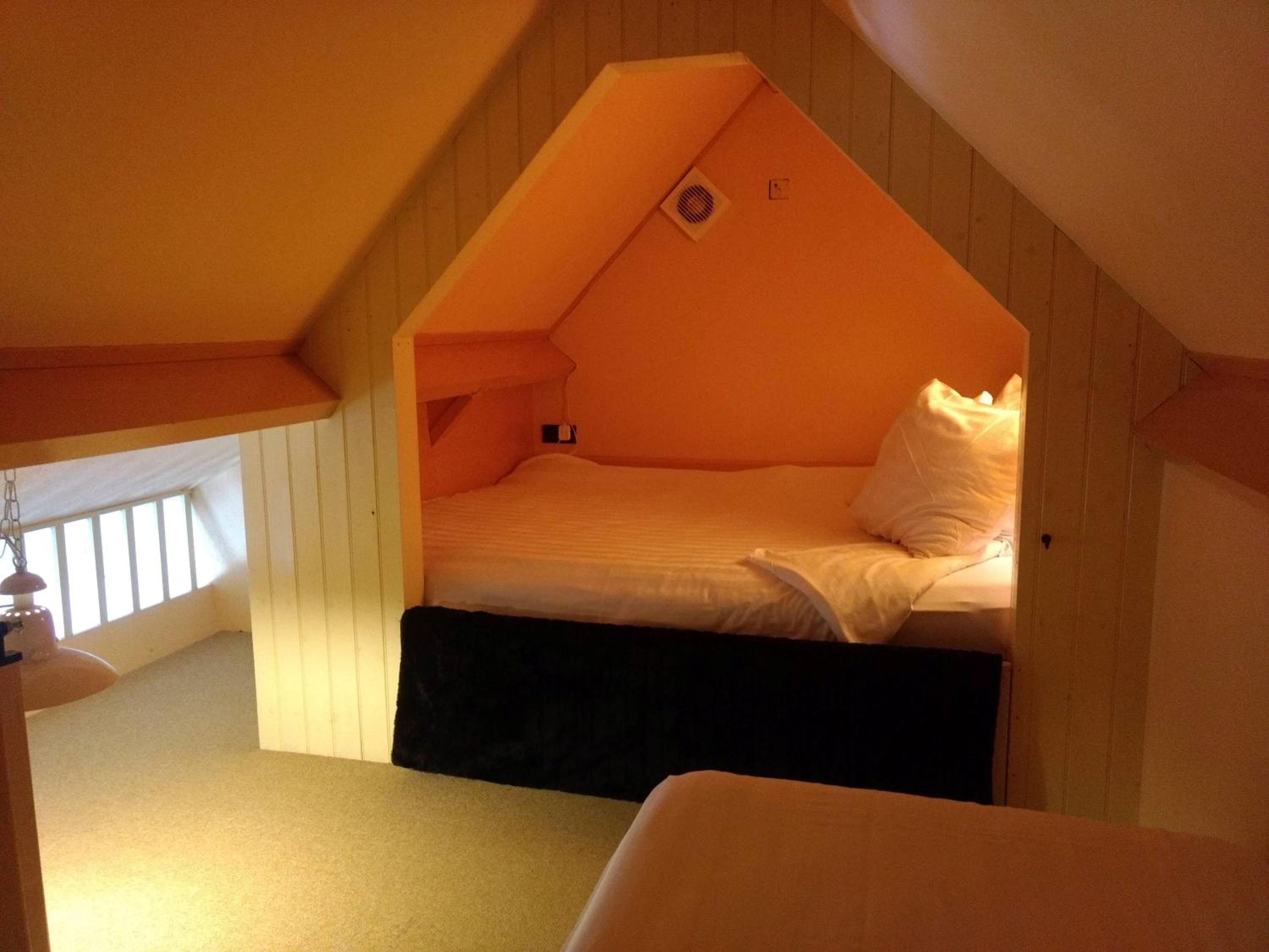 Twin Room with Cupboard Bed photo 3