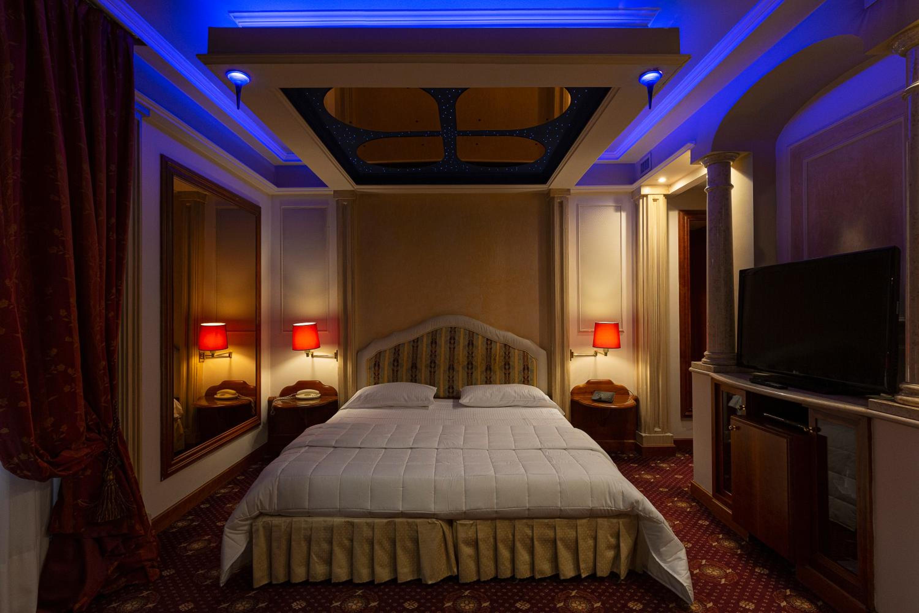 Suite with Hot Tub photo 2