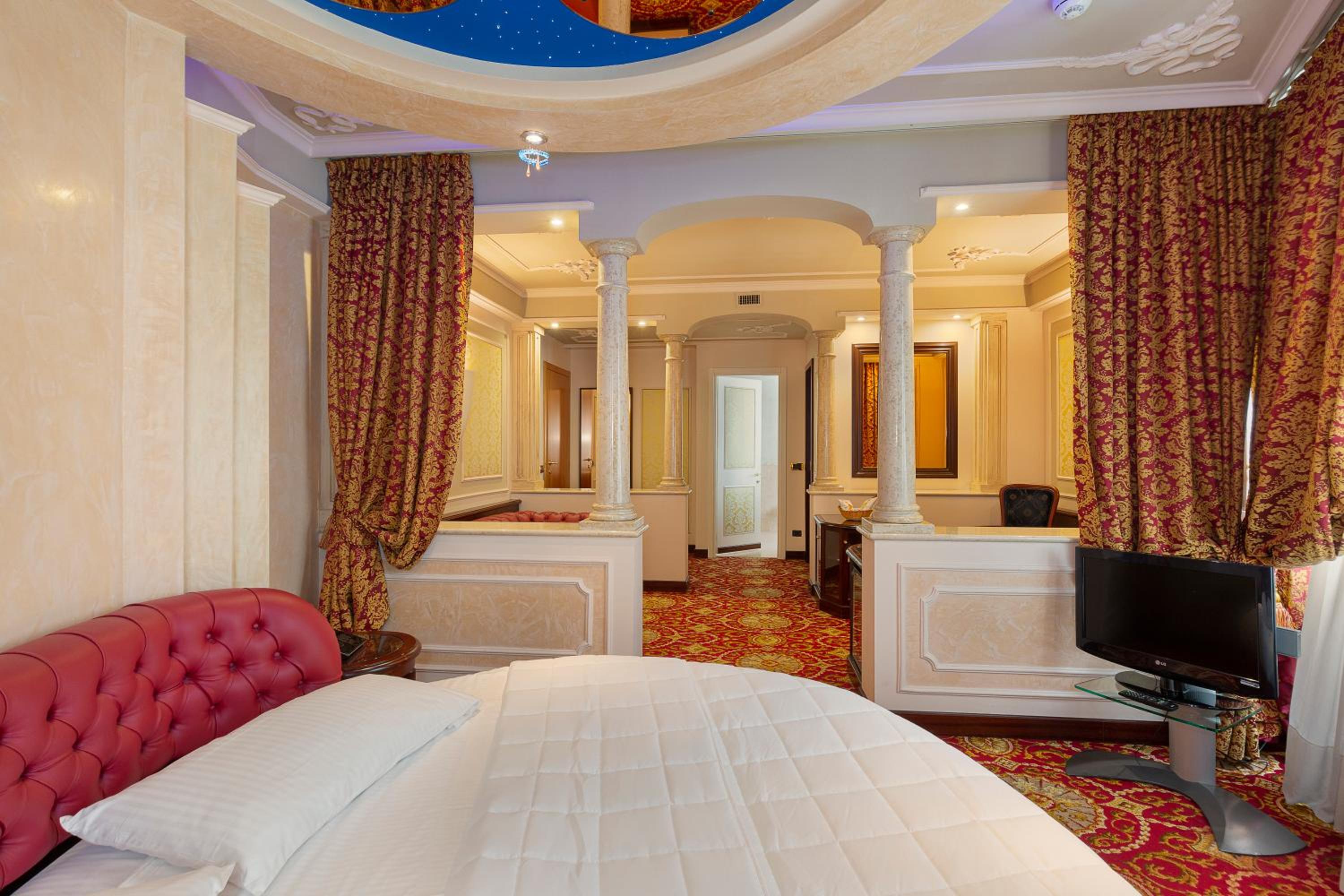 Suite with Hot Tub photo 3