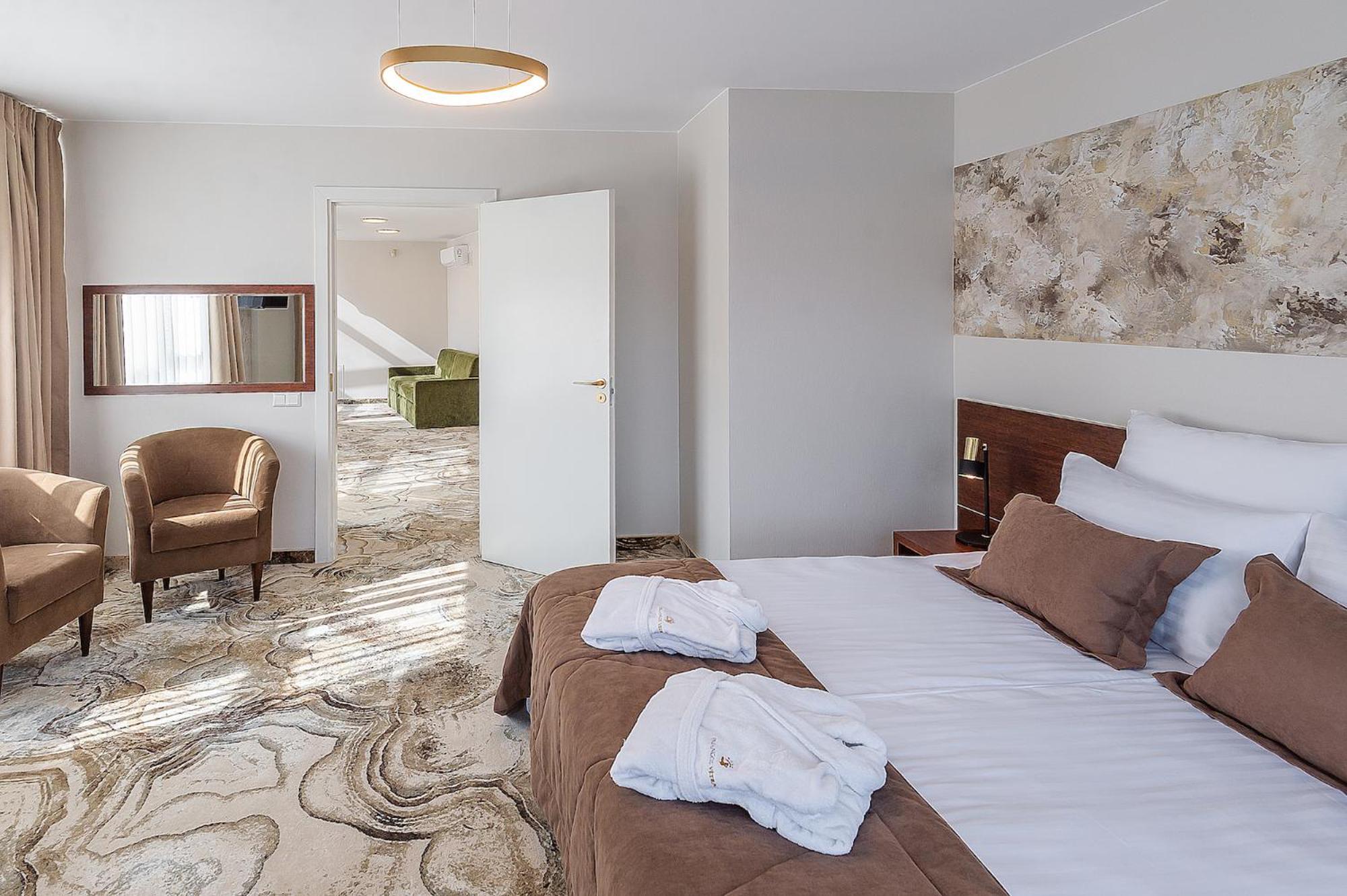 Superior Suite with Morning Spa Access - Photo 8