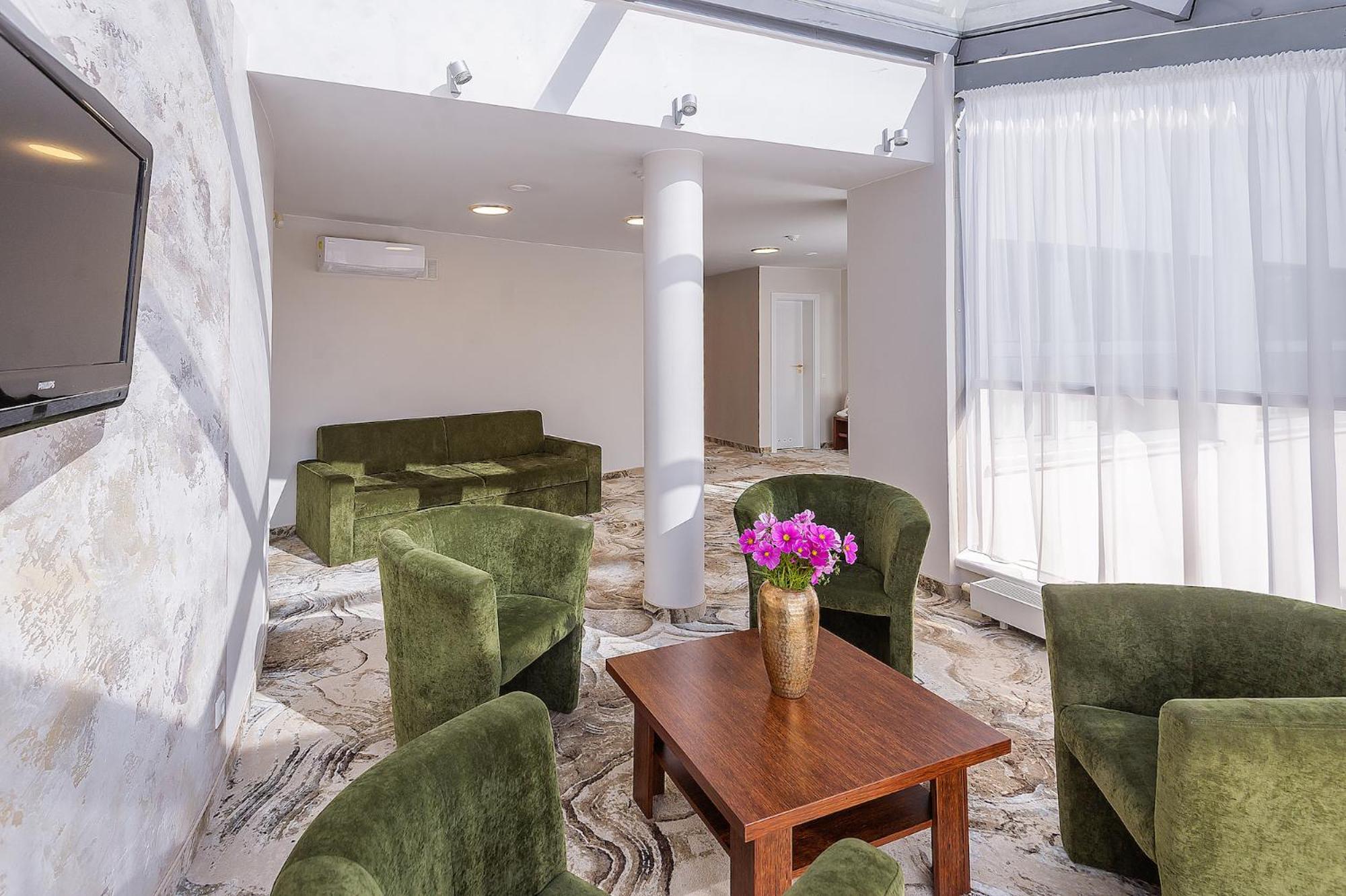 Superior Suite with Morning Spa Access - Photo 10