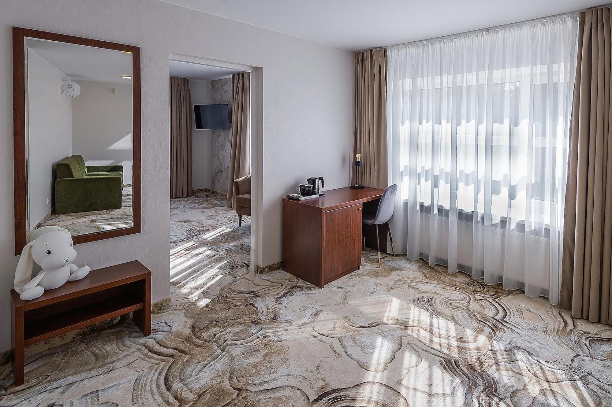 Superior Suite with Morning Spa Access - Photo 9