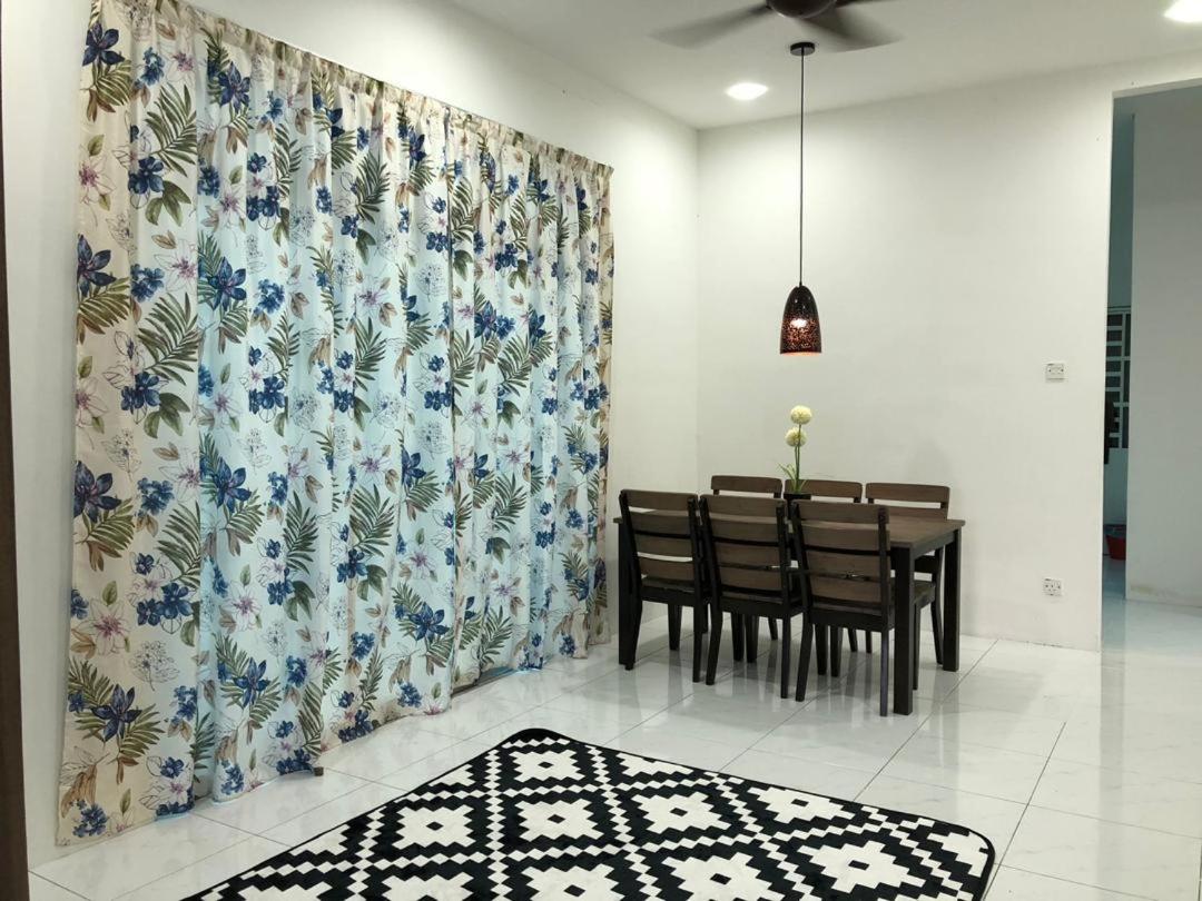 Three-Bedroom House photo 1
