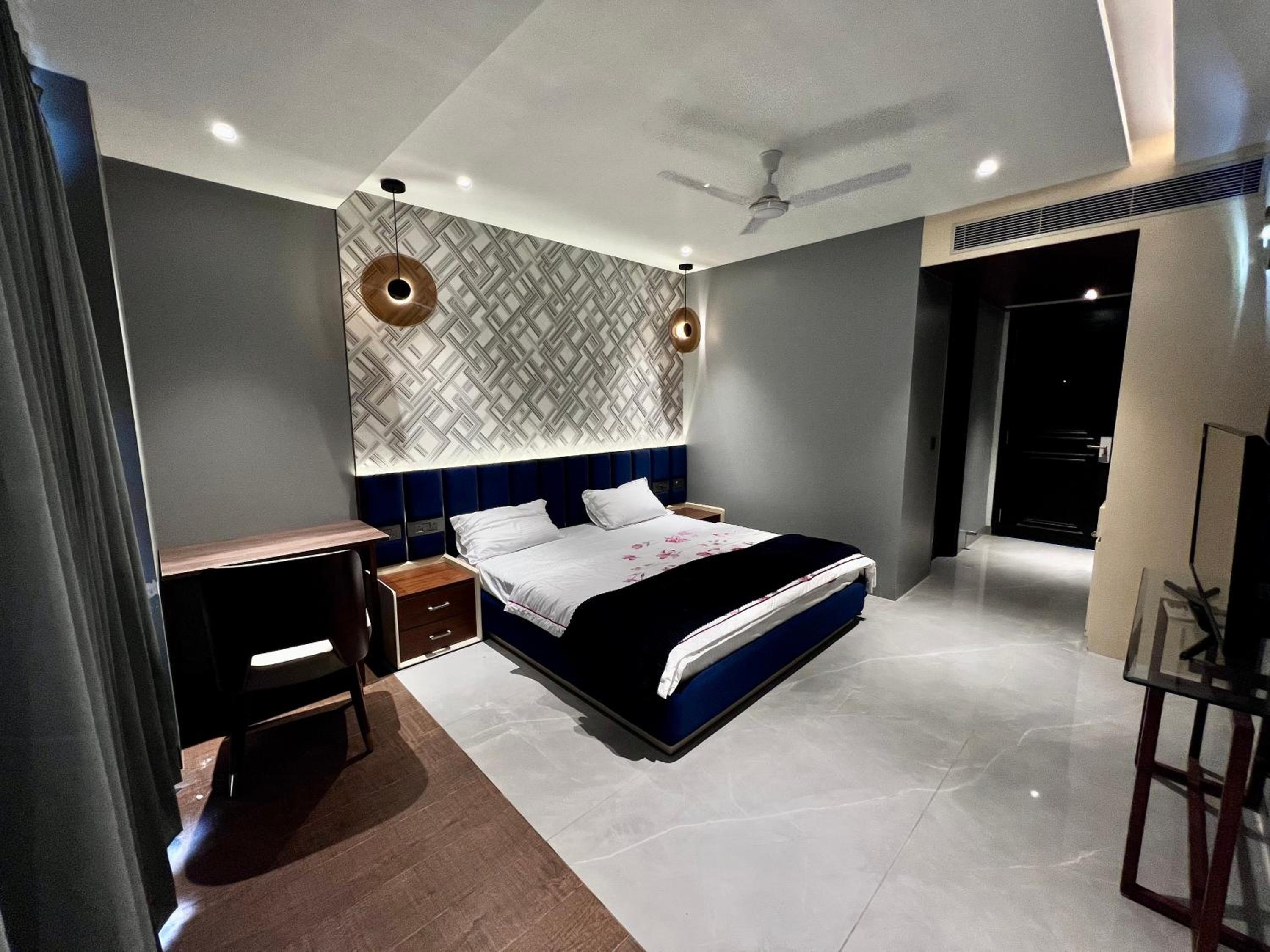Deluxe Room - Photo 9
