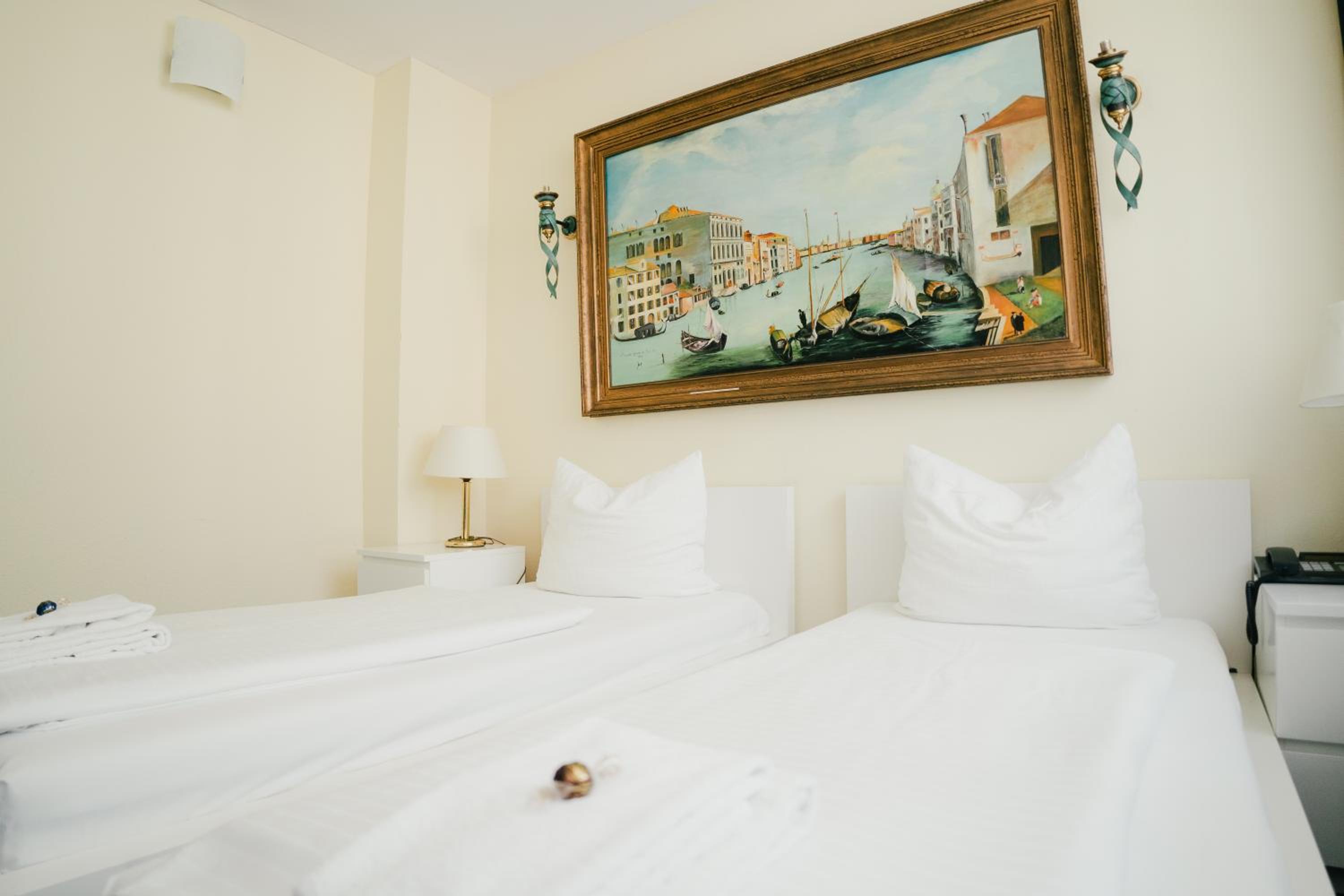 Twin Room - Photo 2