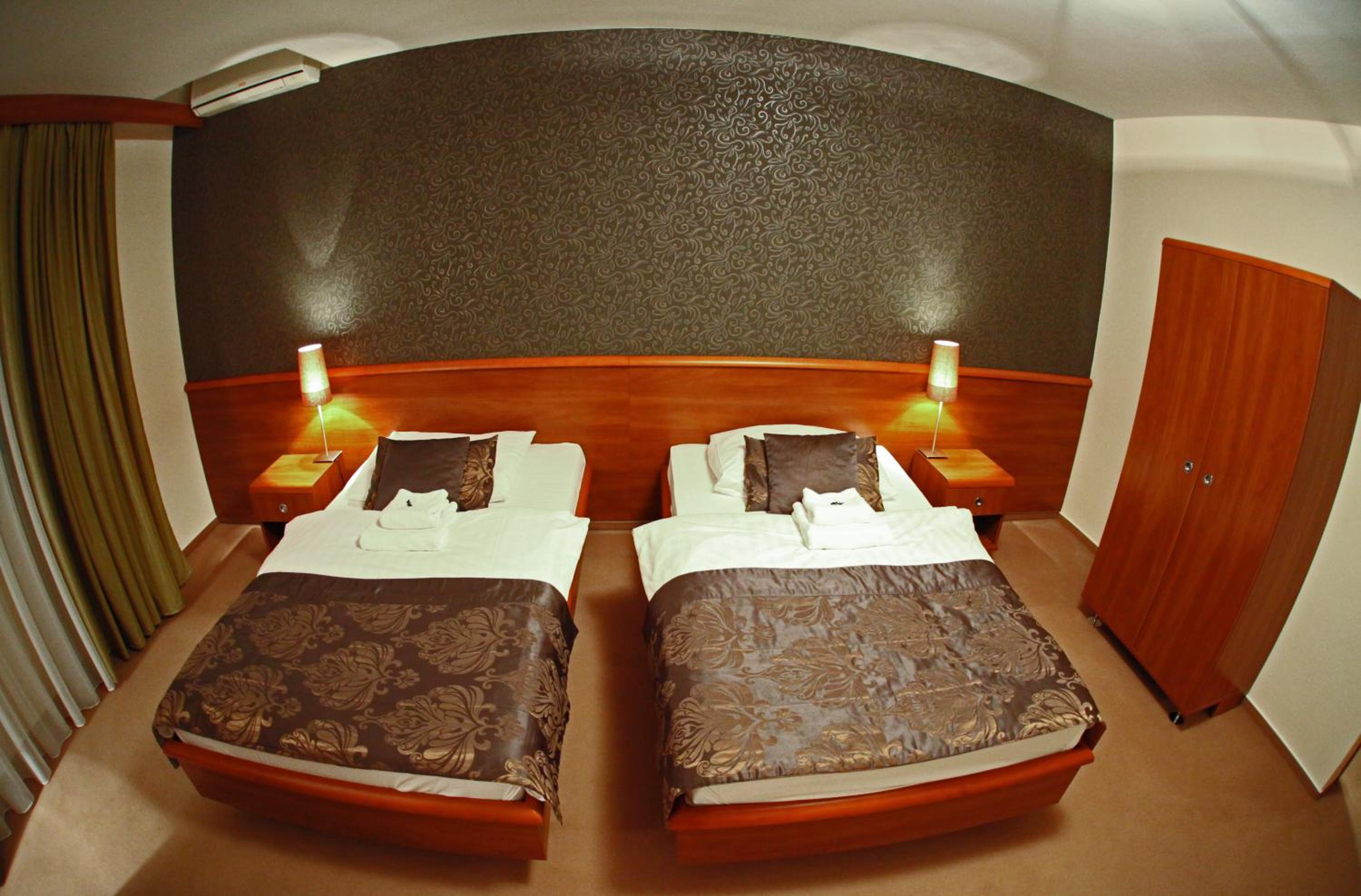Business Room (2 Adults) - Photo 12