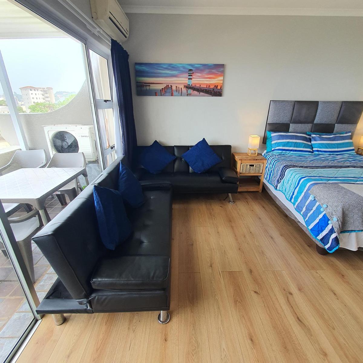Apartment with Balcony photo 2