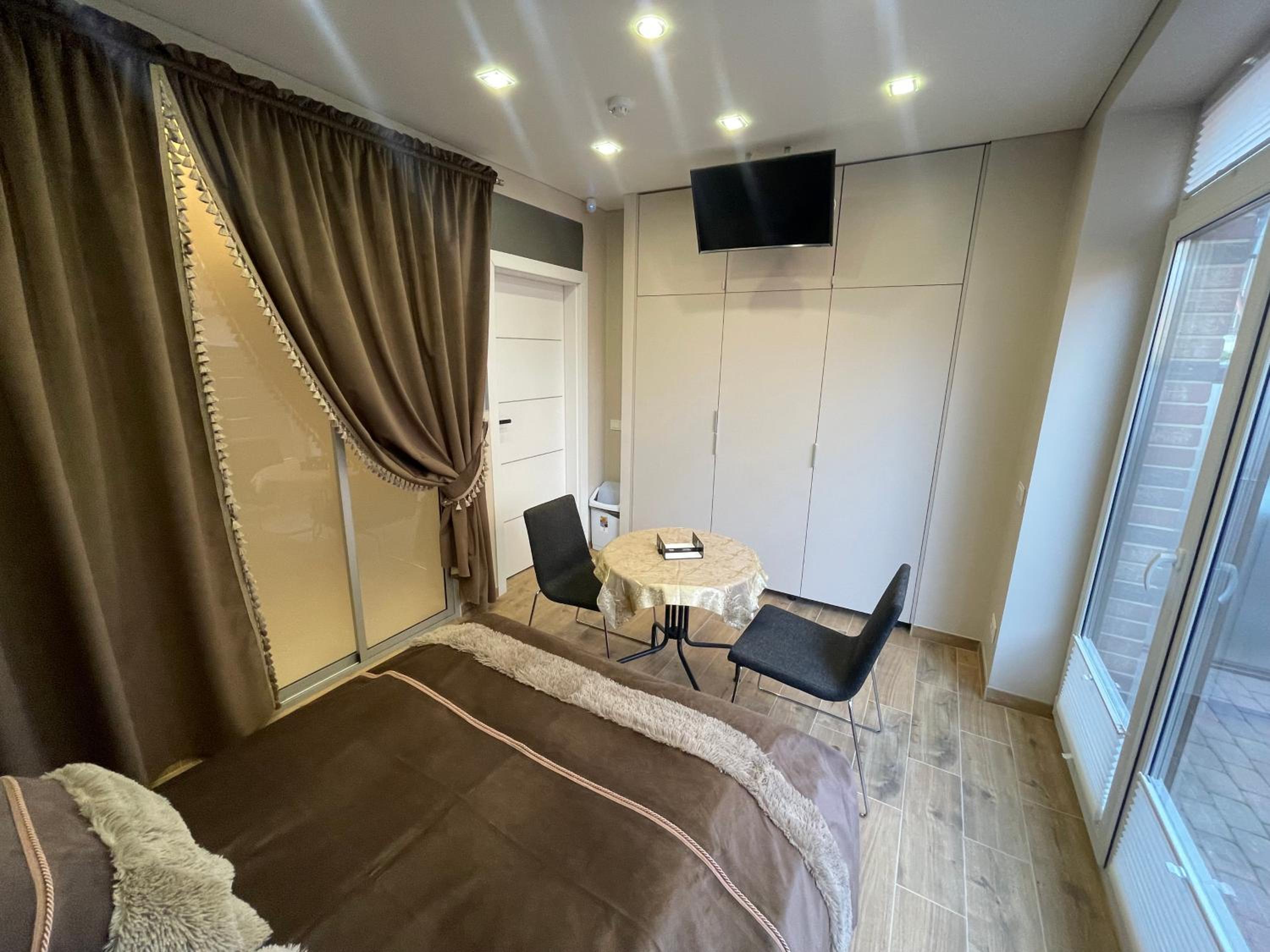 Double Room with Balcony - Photo 8
