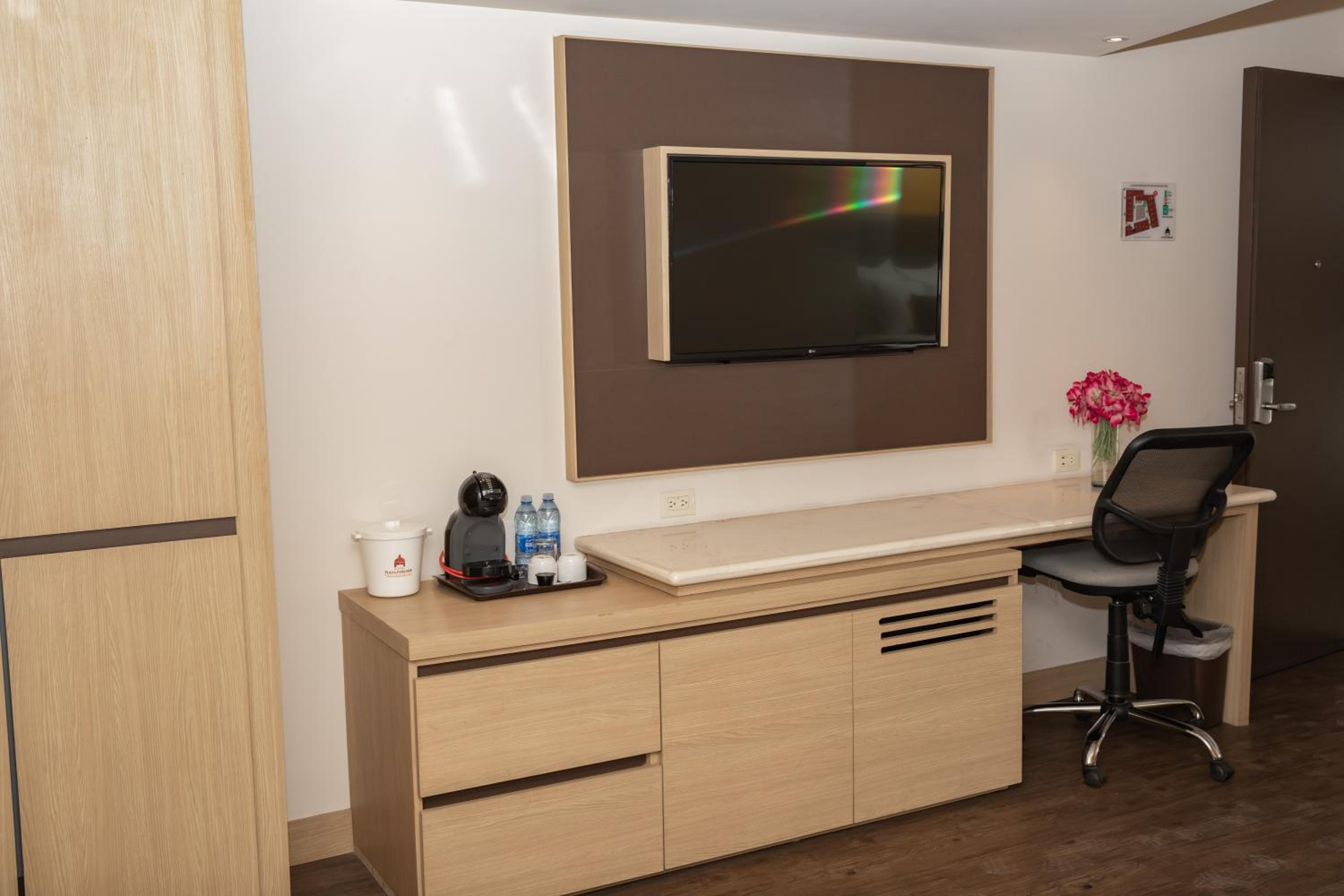 Executive Double Room with Two Double Beds - Photo 8