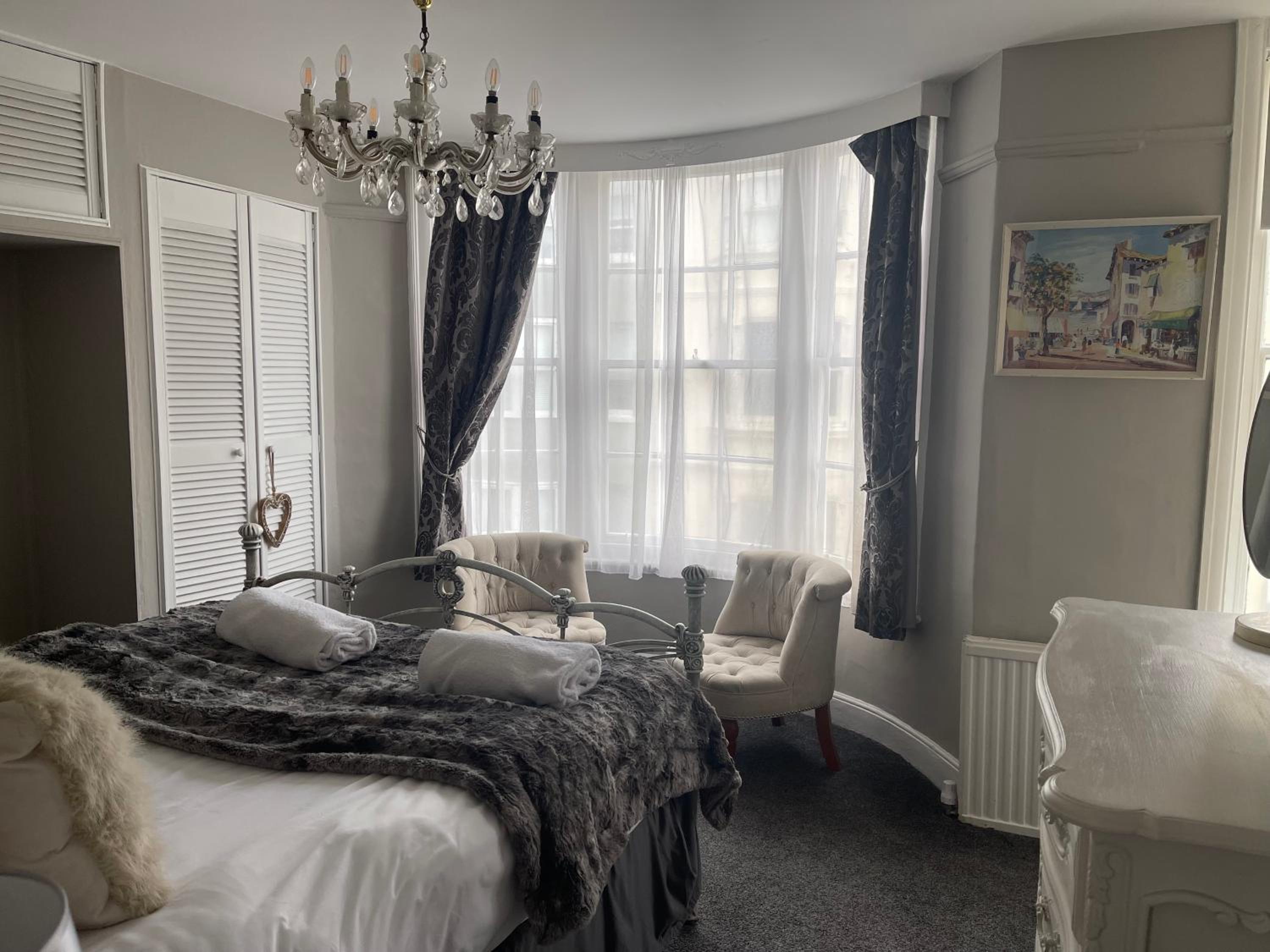 Two-Bedroom Apartment - Photo 17