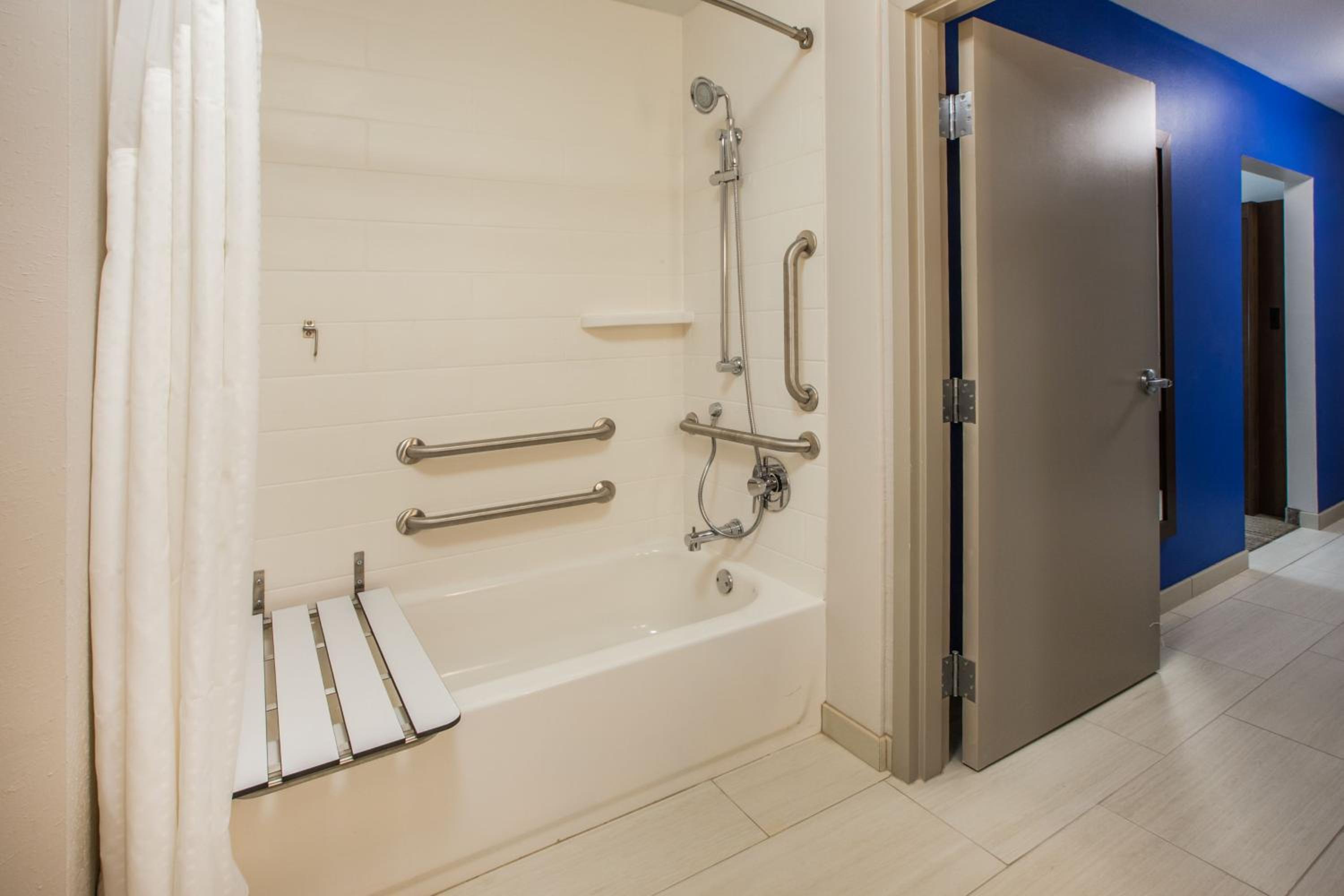 Suite - Mobility Access Roll in Shower/Non-Smoking - Photo 2