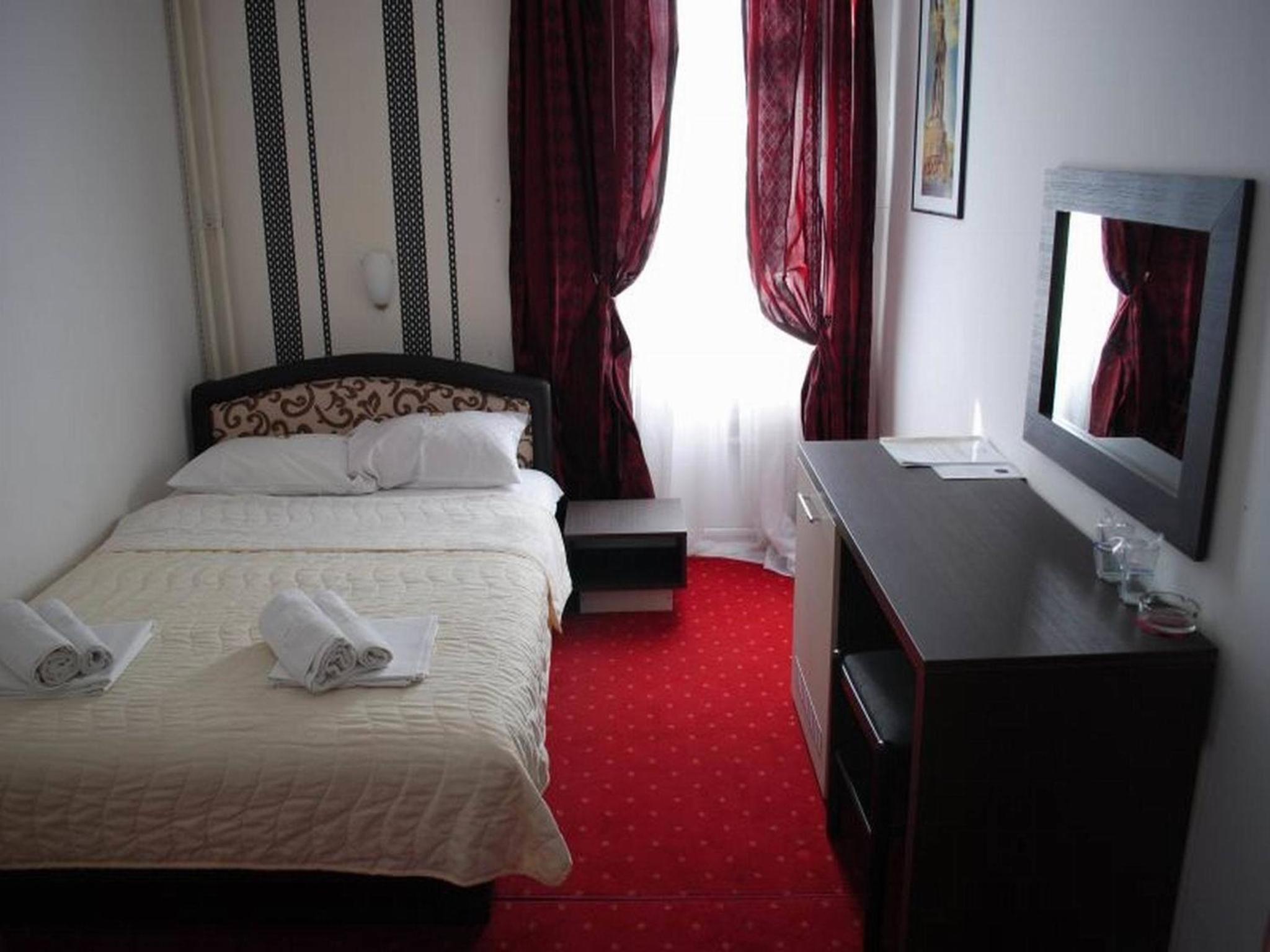 Double or Twin Room - Photo 4