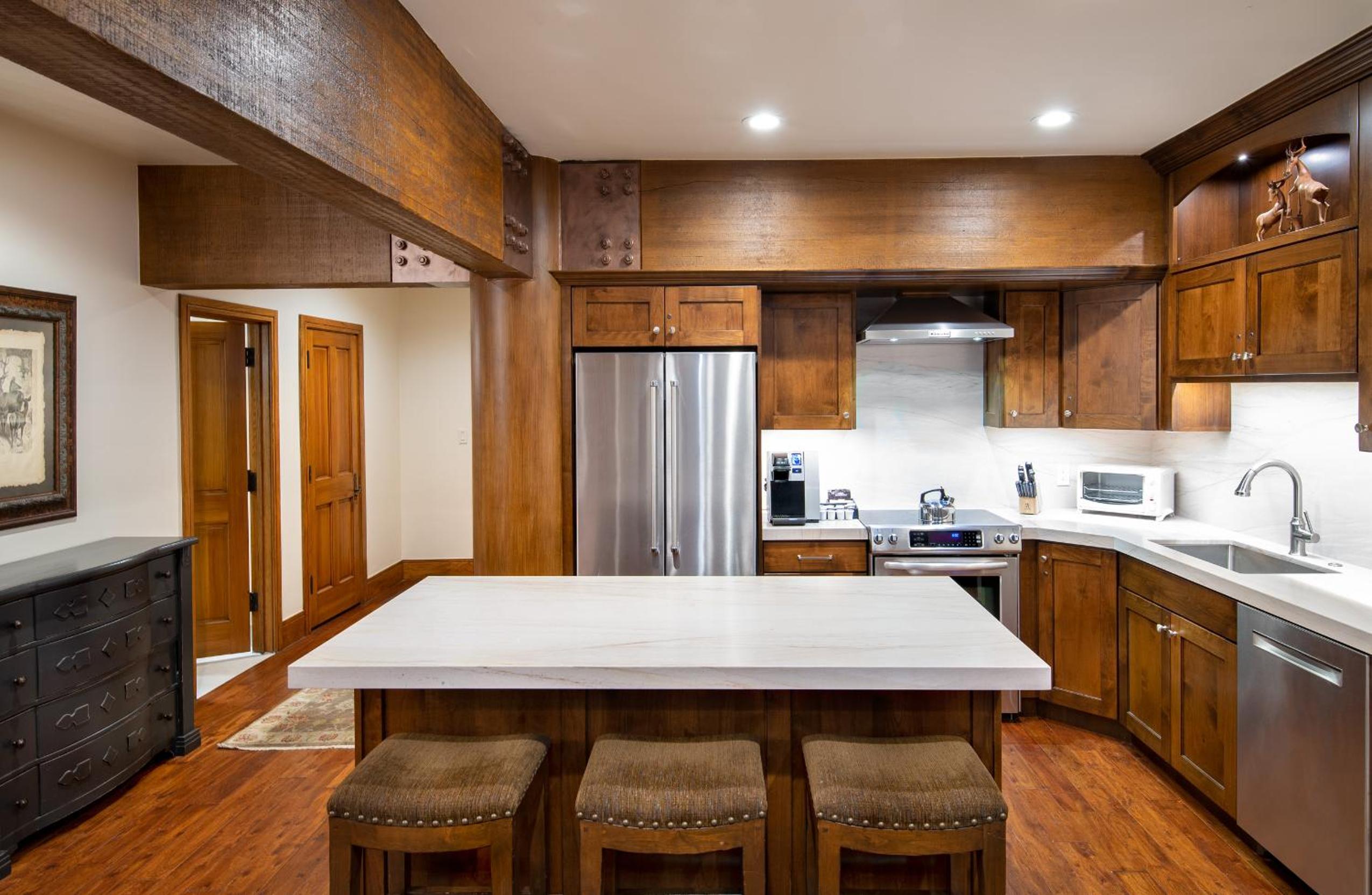 Luxury Three Bedroom Suite with Two Hot Tubs - Photo 5