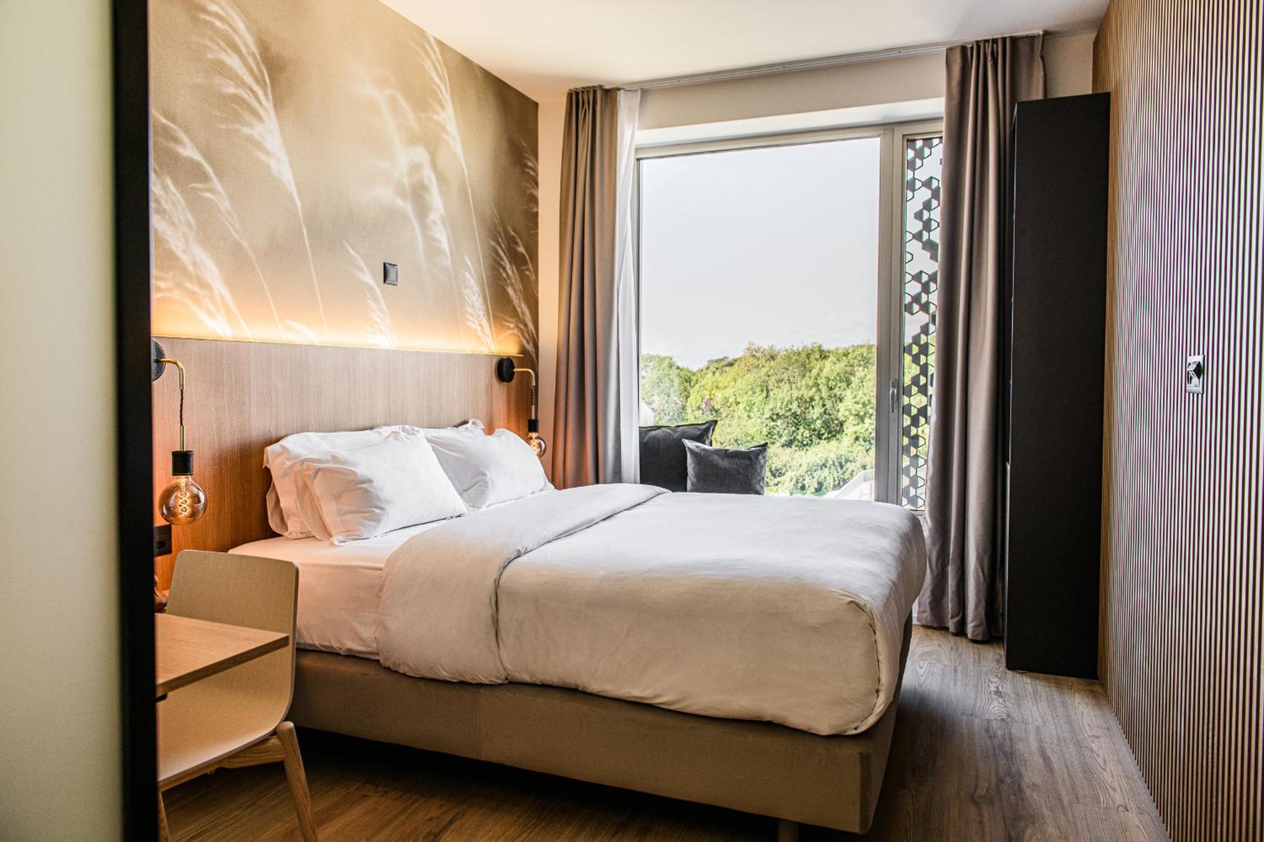 Deluxe Double Room - Photo 11