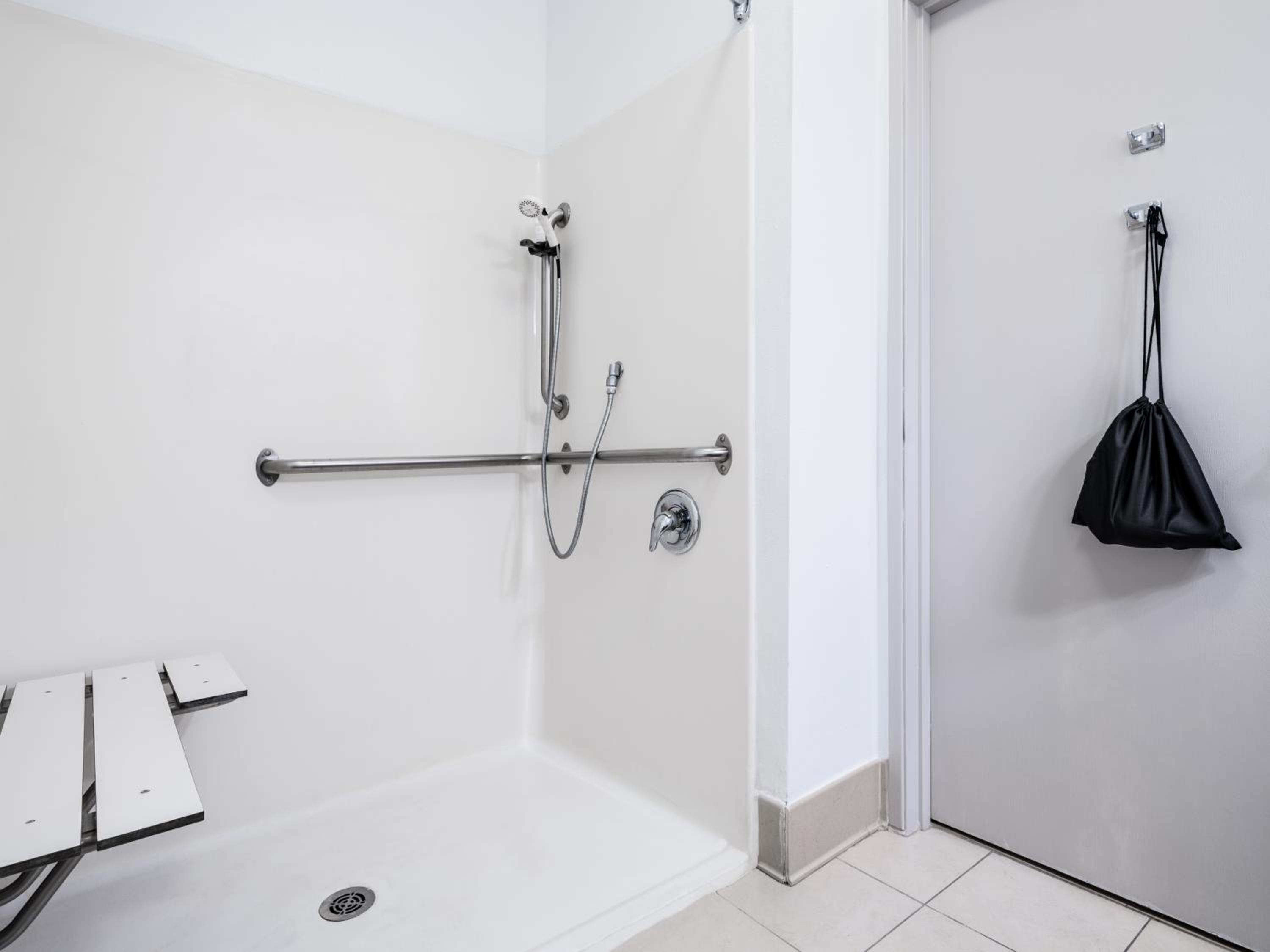 Queen Room with Roll-In Shower - Disability Access/Non-Smoking - Photo 4