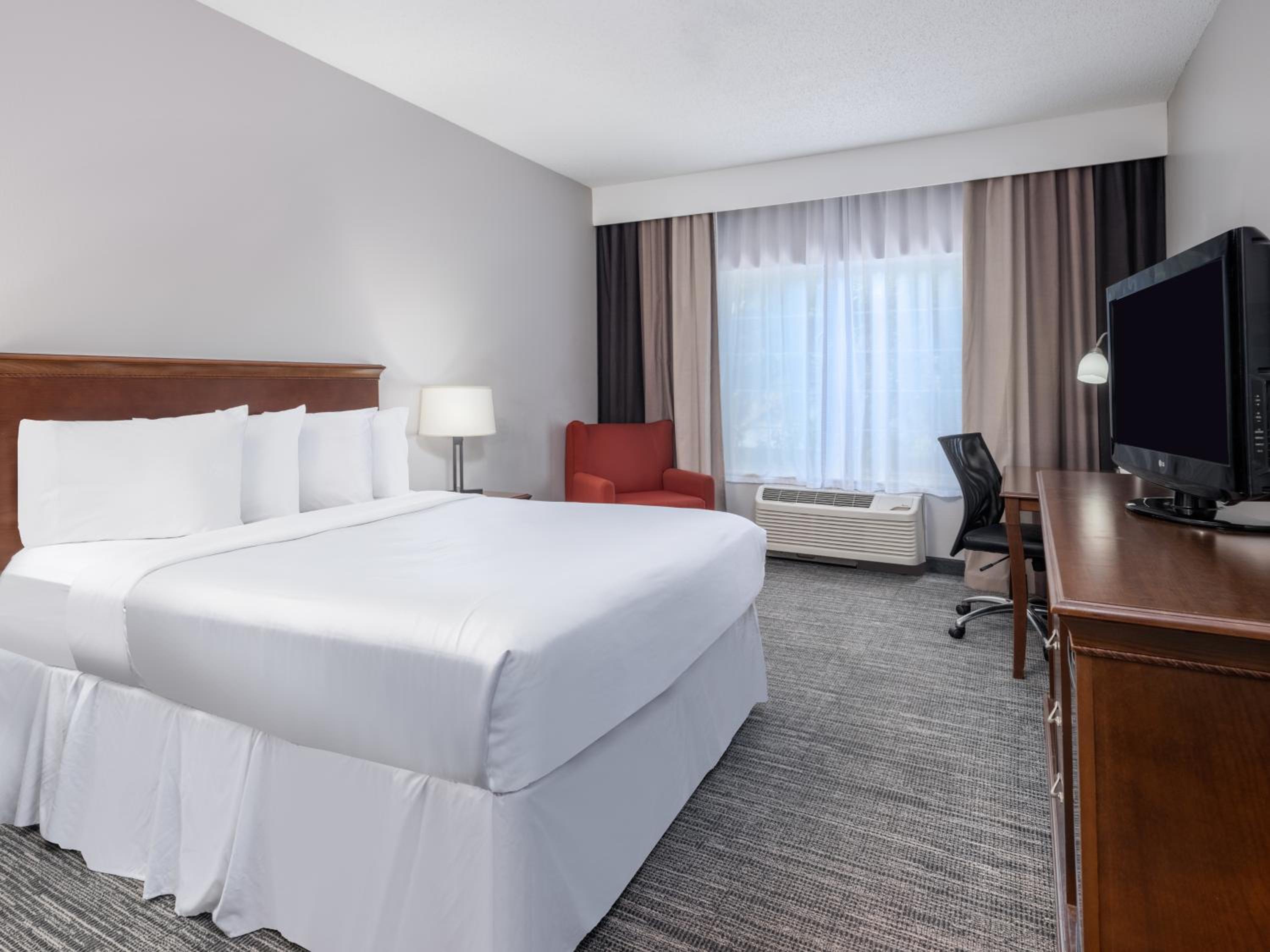 Queen Room with Roll-In Shower - Disability Access/Non-Smoking - Photo 1