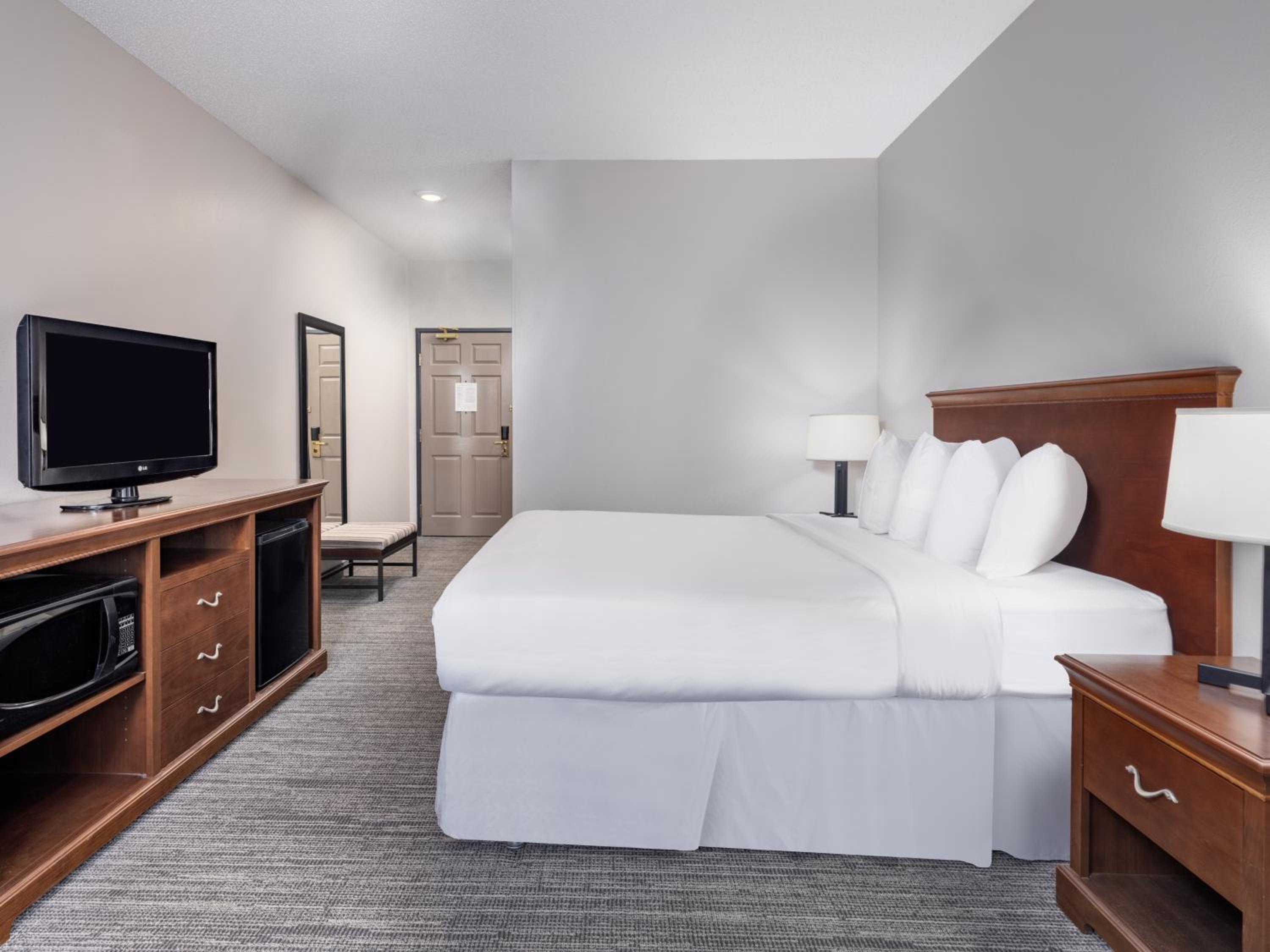 Queen Room with Roll-In Shower - Disability Access/Non-Smoking - Photo 2