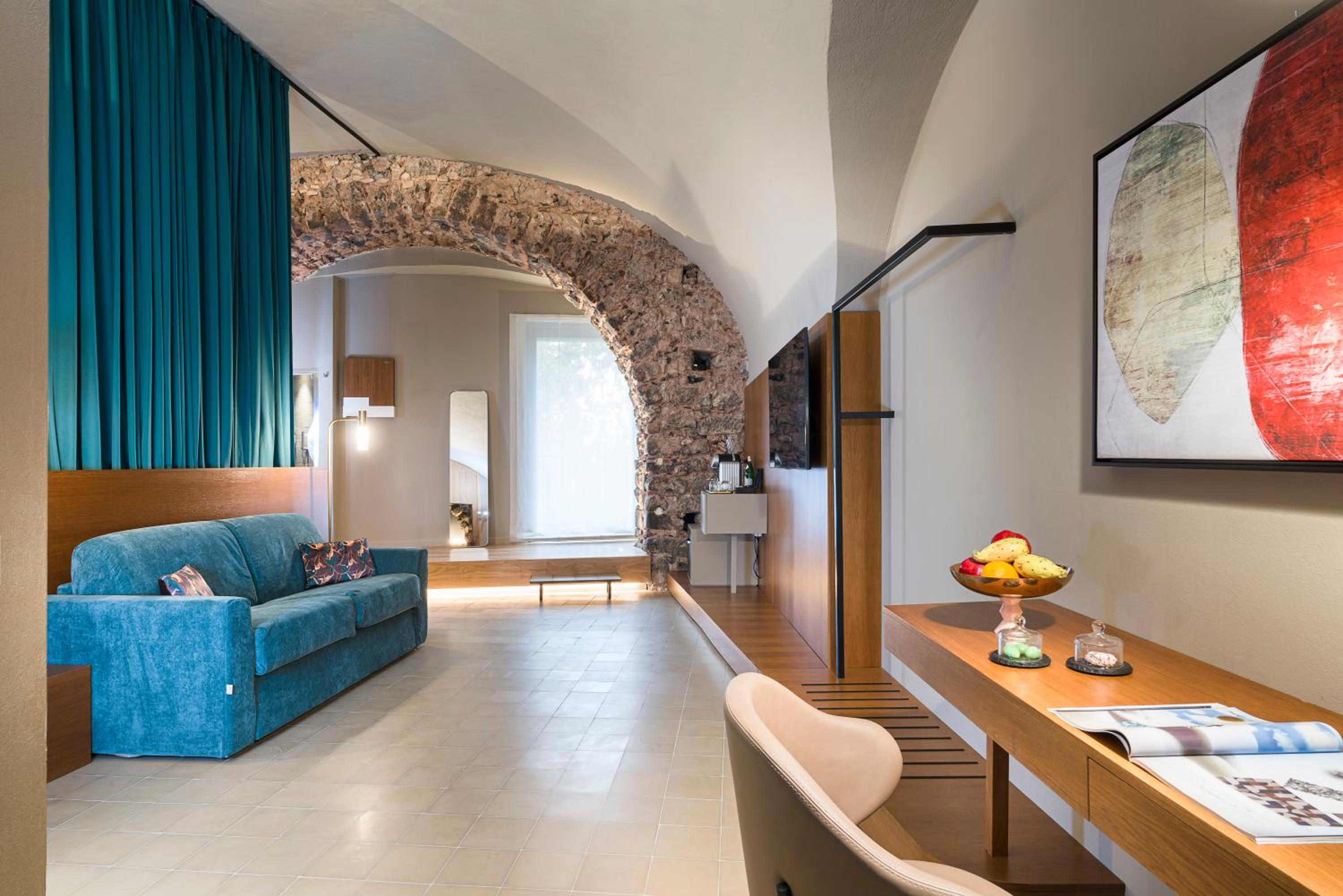 Deluxe Suite with Spa Bath - Photo 15