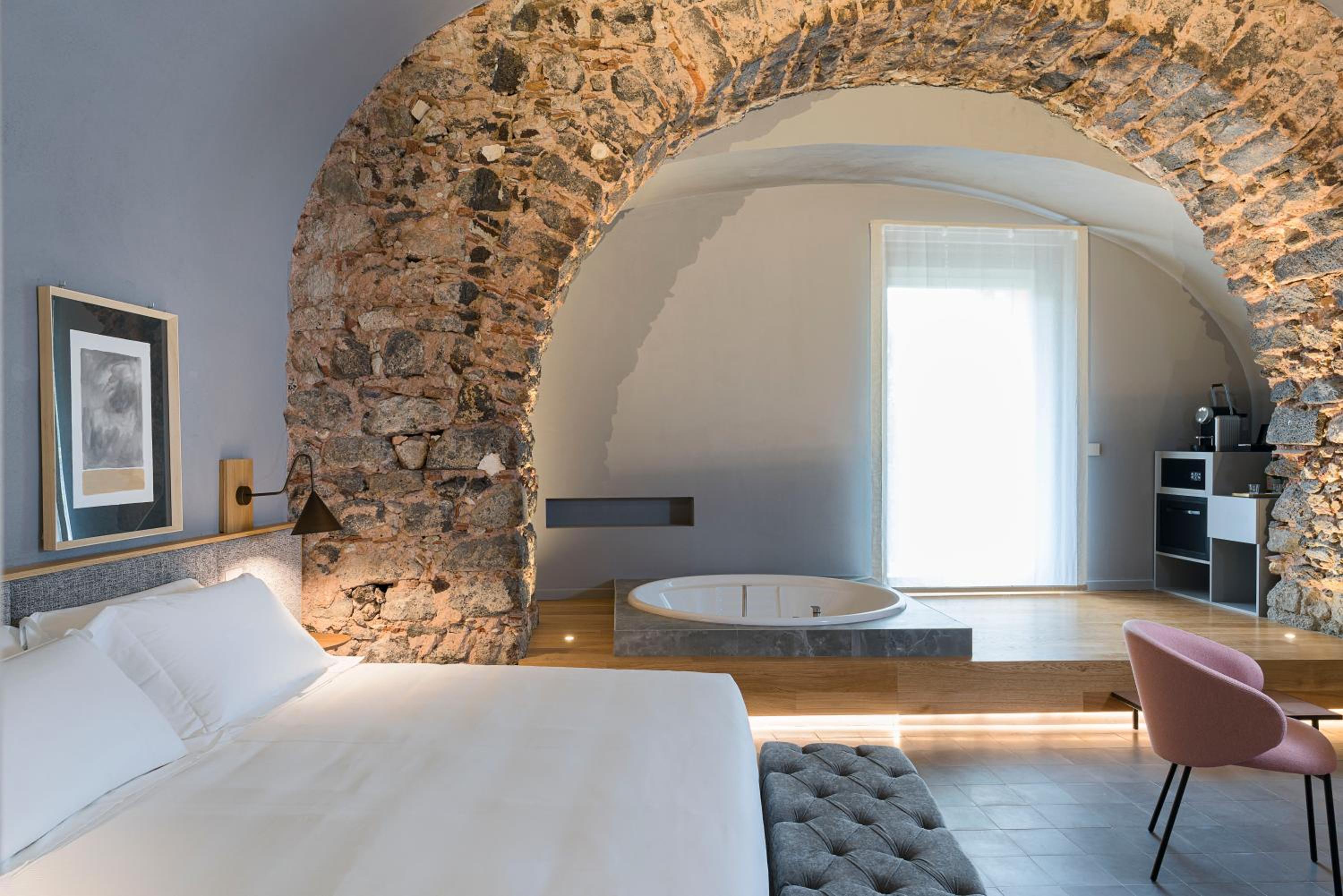 Deluxe Suite with Spa Bath - Photo 8