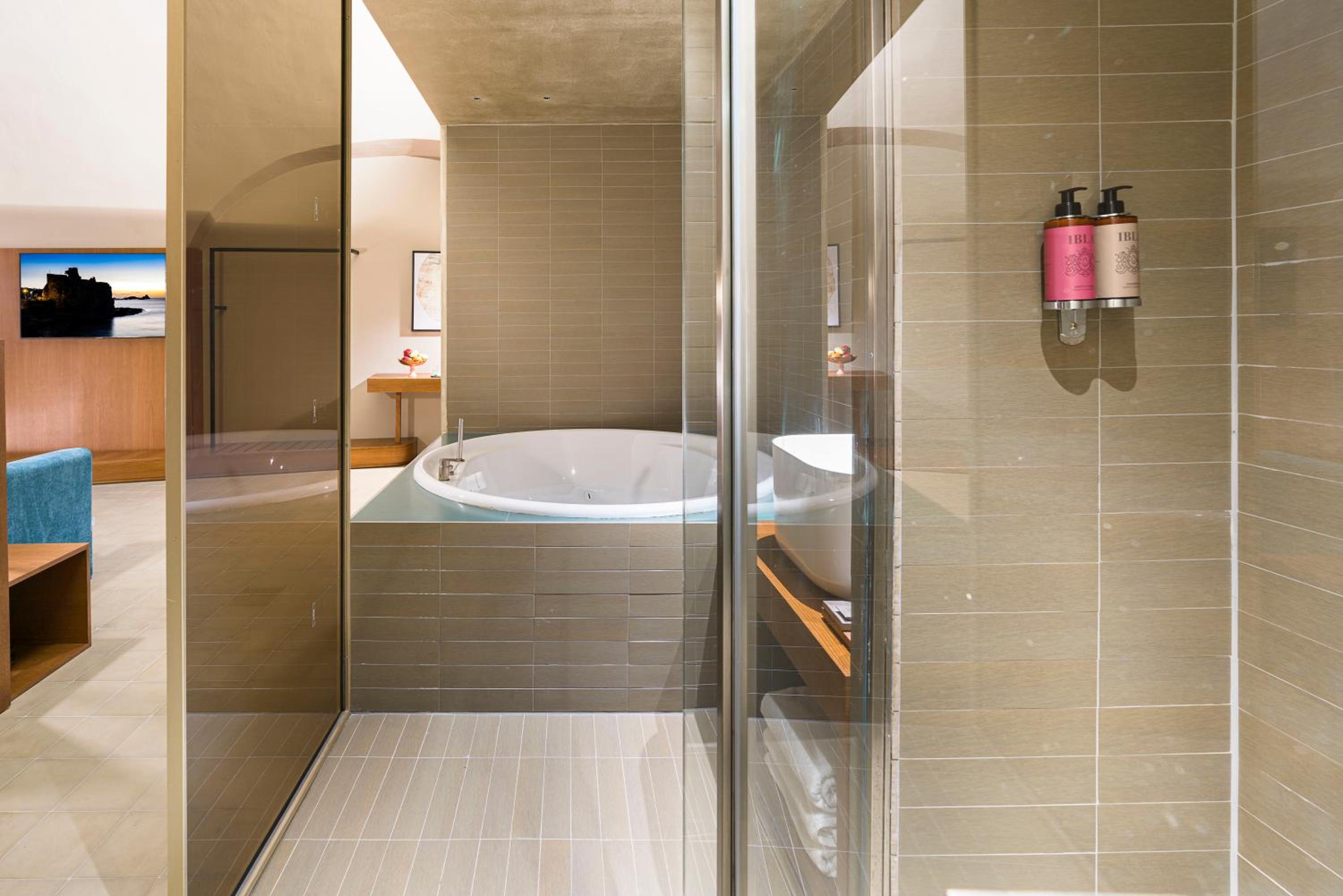 Deluxe Suite with Spa Bath - Photo 7