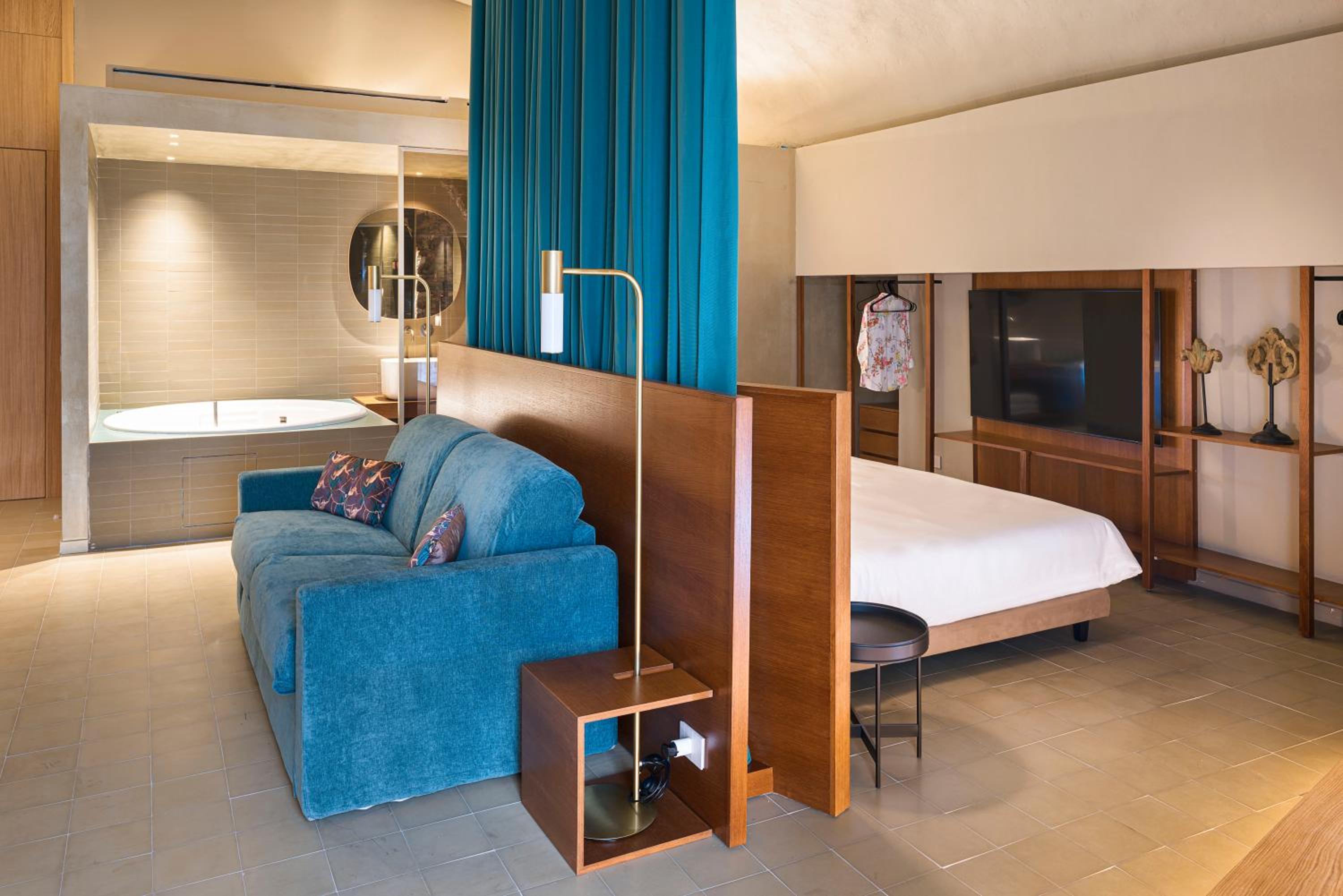 Deluxe Suite with Spa Bath - Photo 14