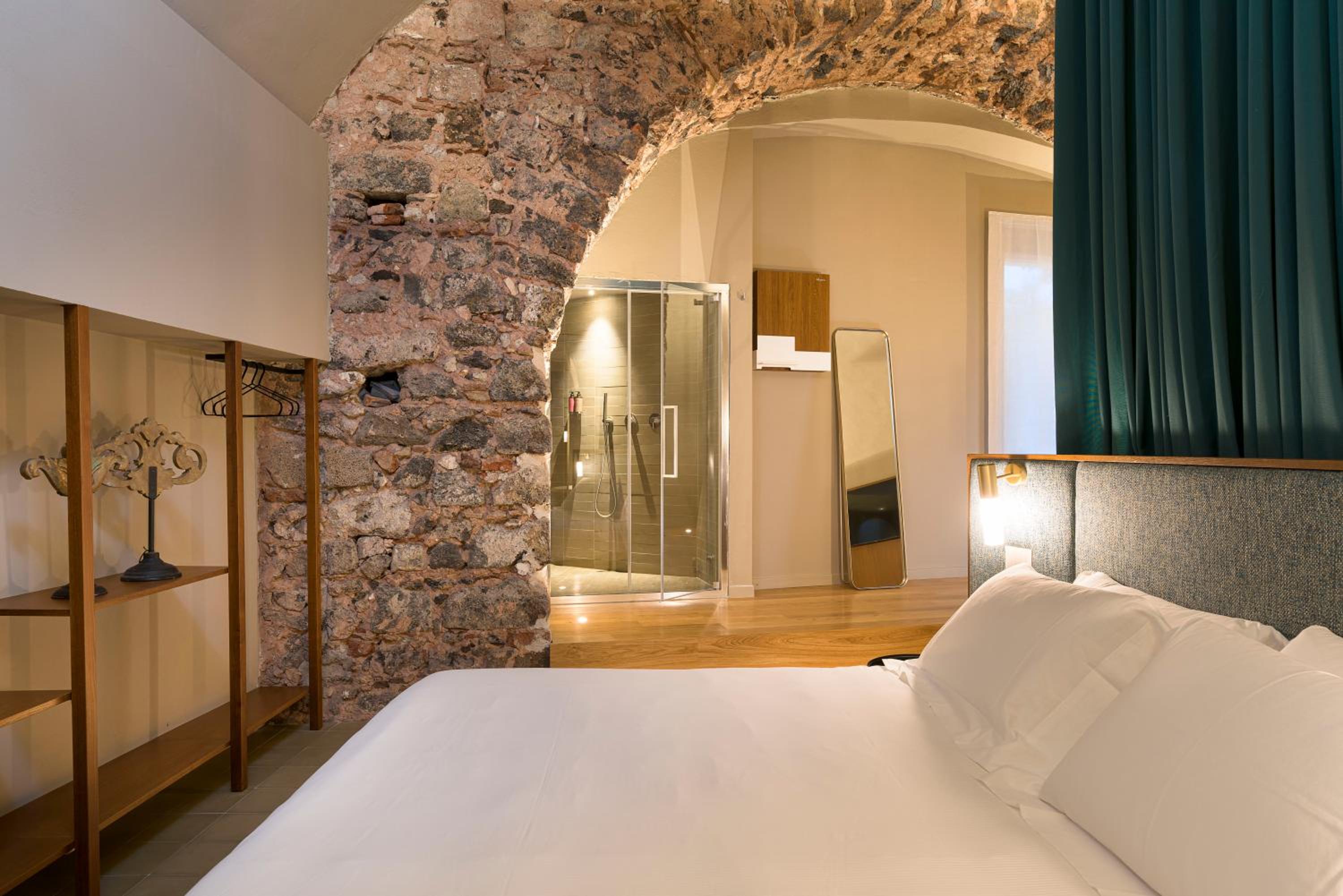 Deluxe Suite with Spa Bath - Photo 13