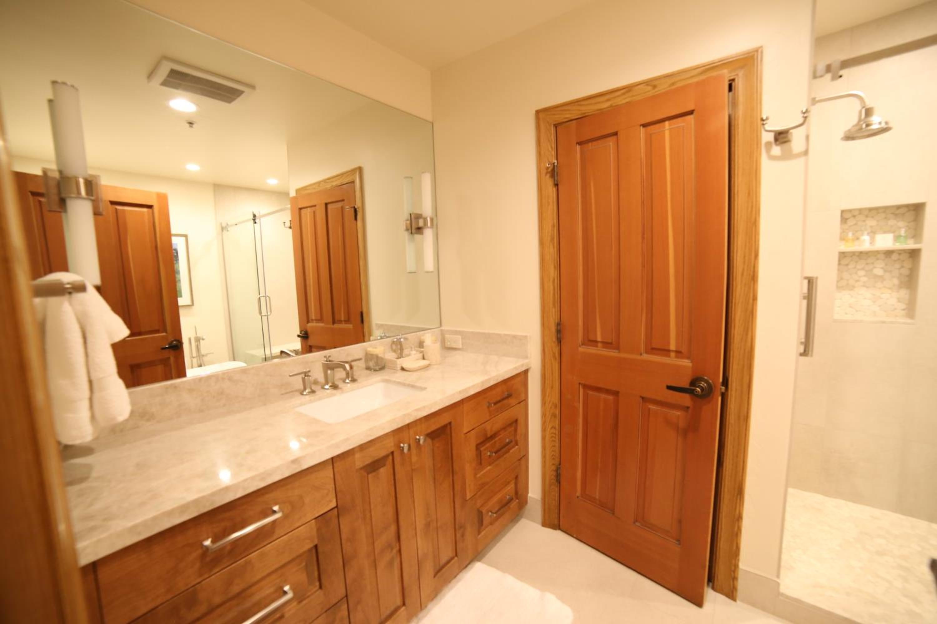 Premium Luxury Five Bedroom Townhouse with Hot Tub - Photo 15