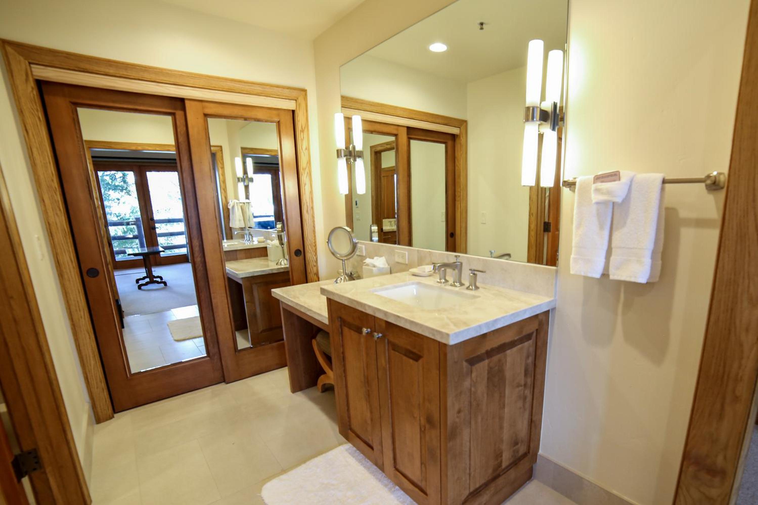 Premium Luxury Five Bedroom Townhouse with Hot Tub - Photo 12