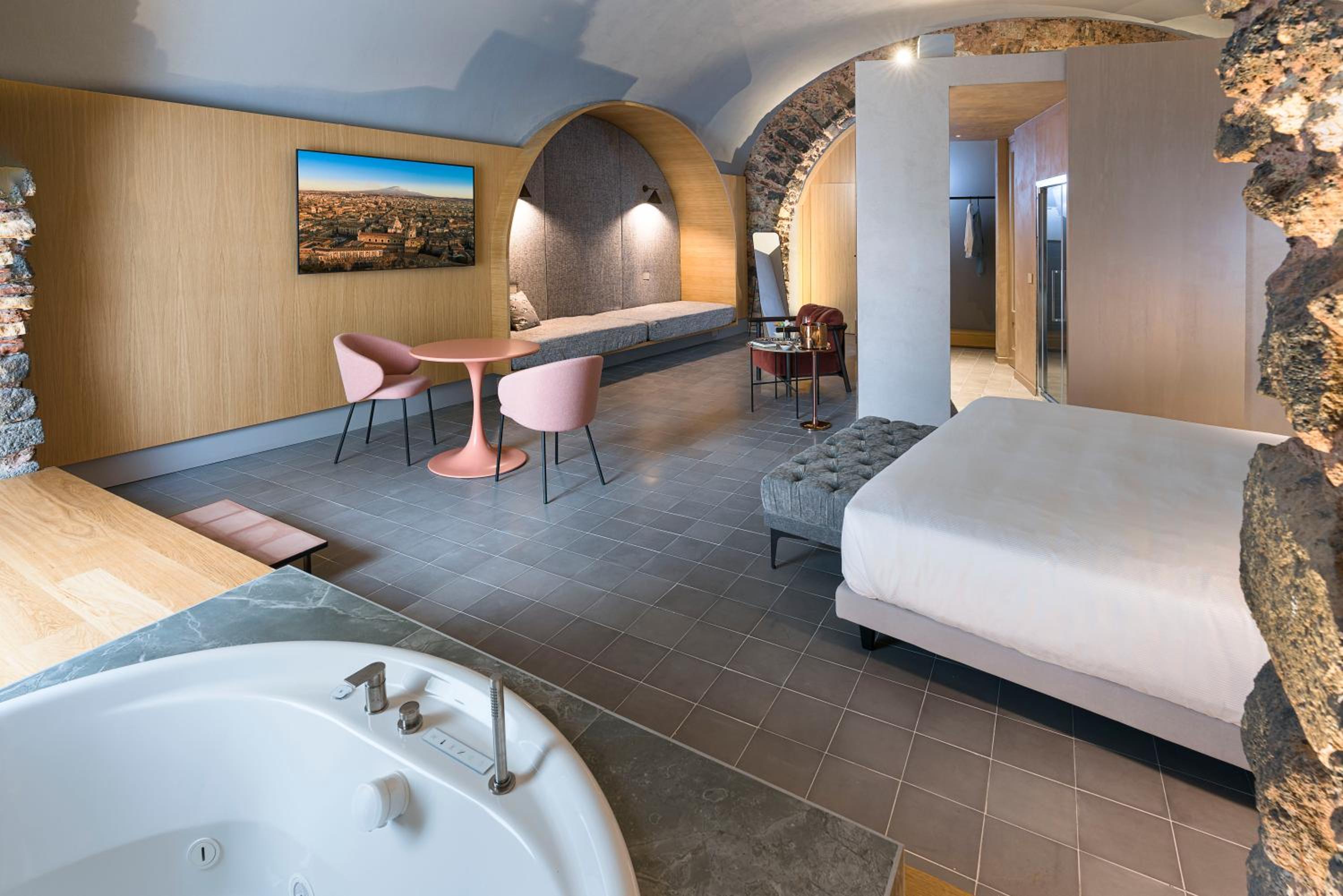 Deluxe Suite with Spa Bath - Photo 20