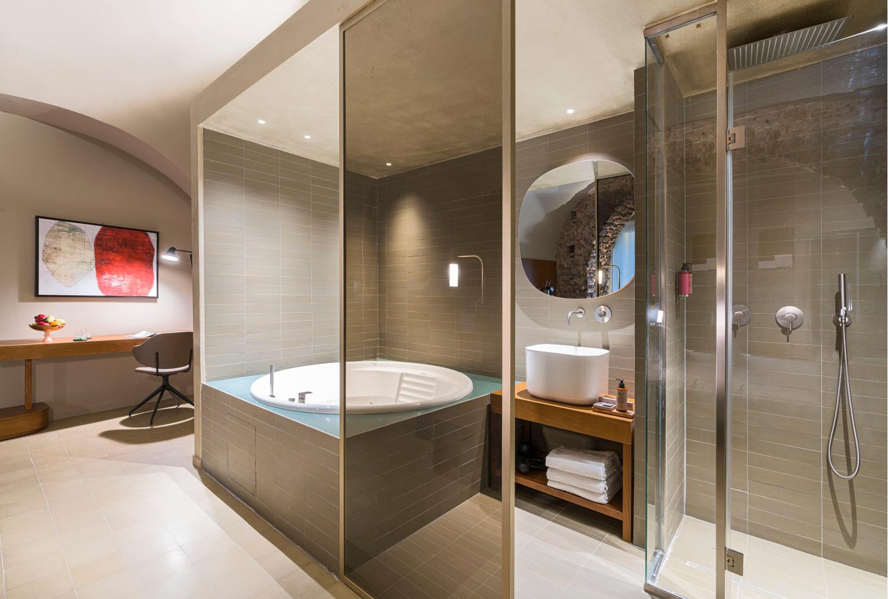 Deluxe Suite with Spa Bath - Photo 19