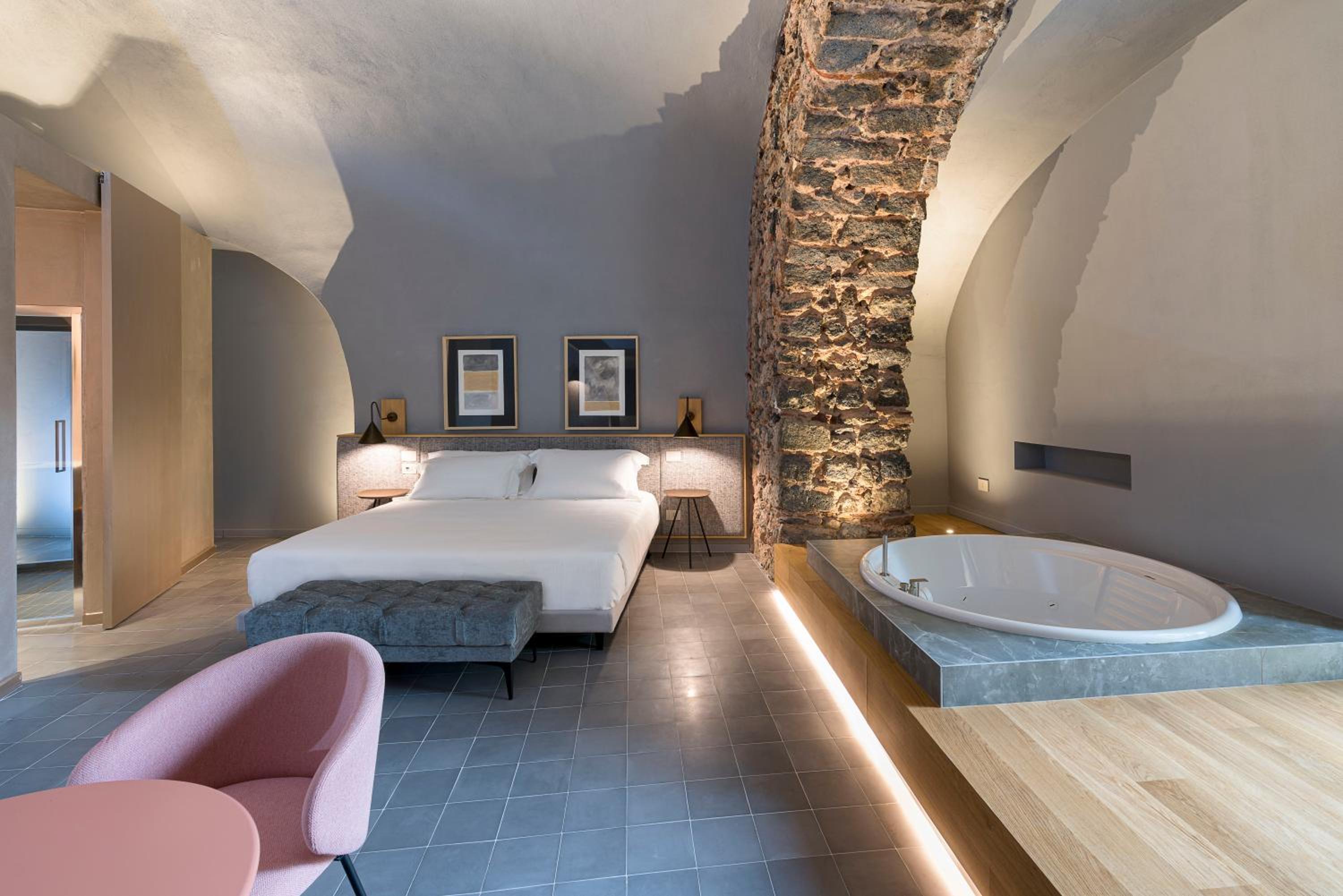 Deluxe Suite with Spa Bath - Photo 18