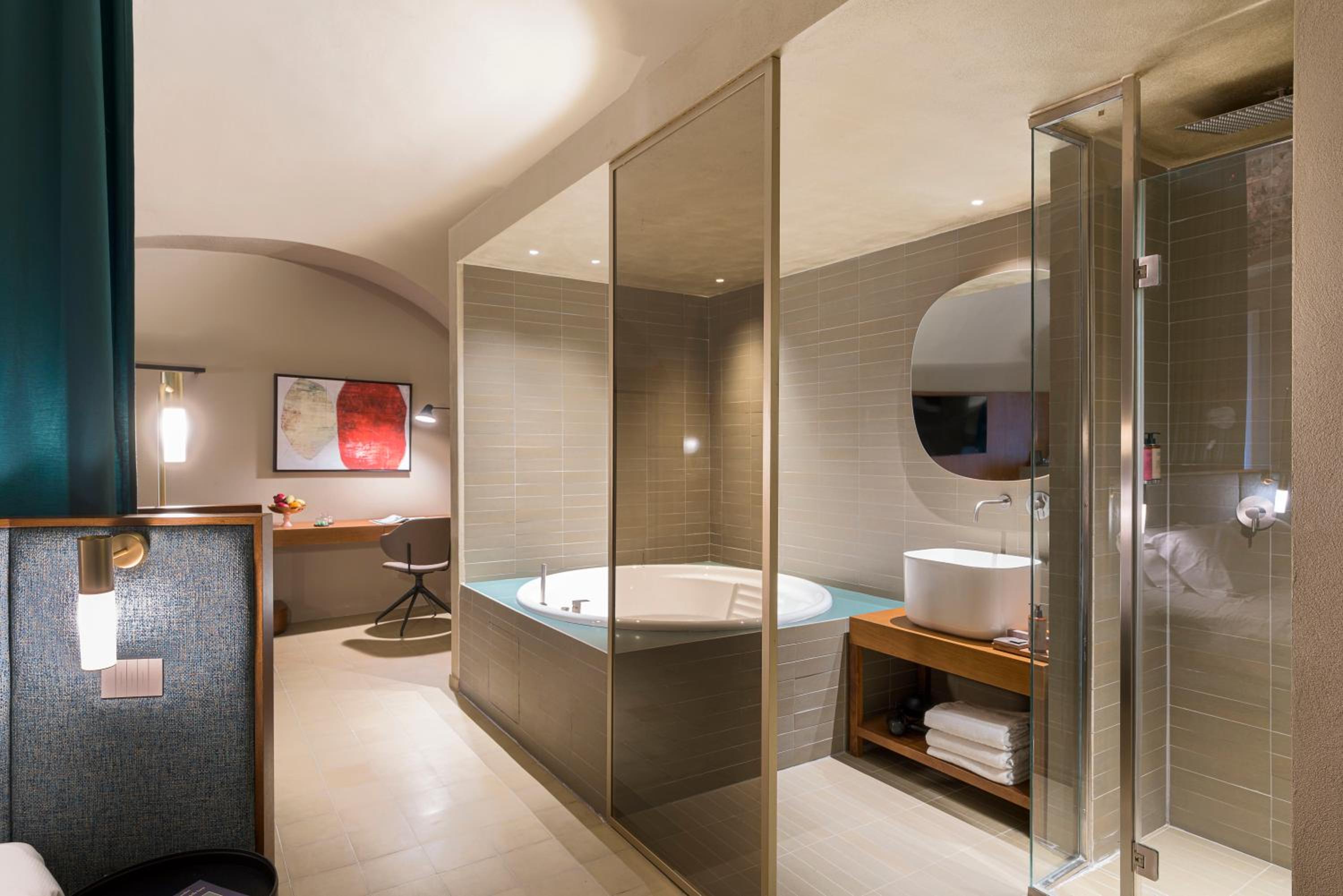 Deluxe Suite with Spa Bath - Photo 6