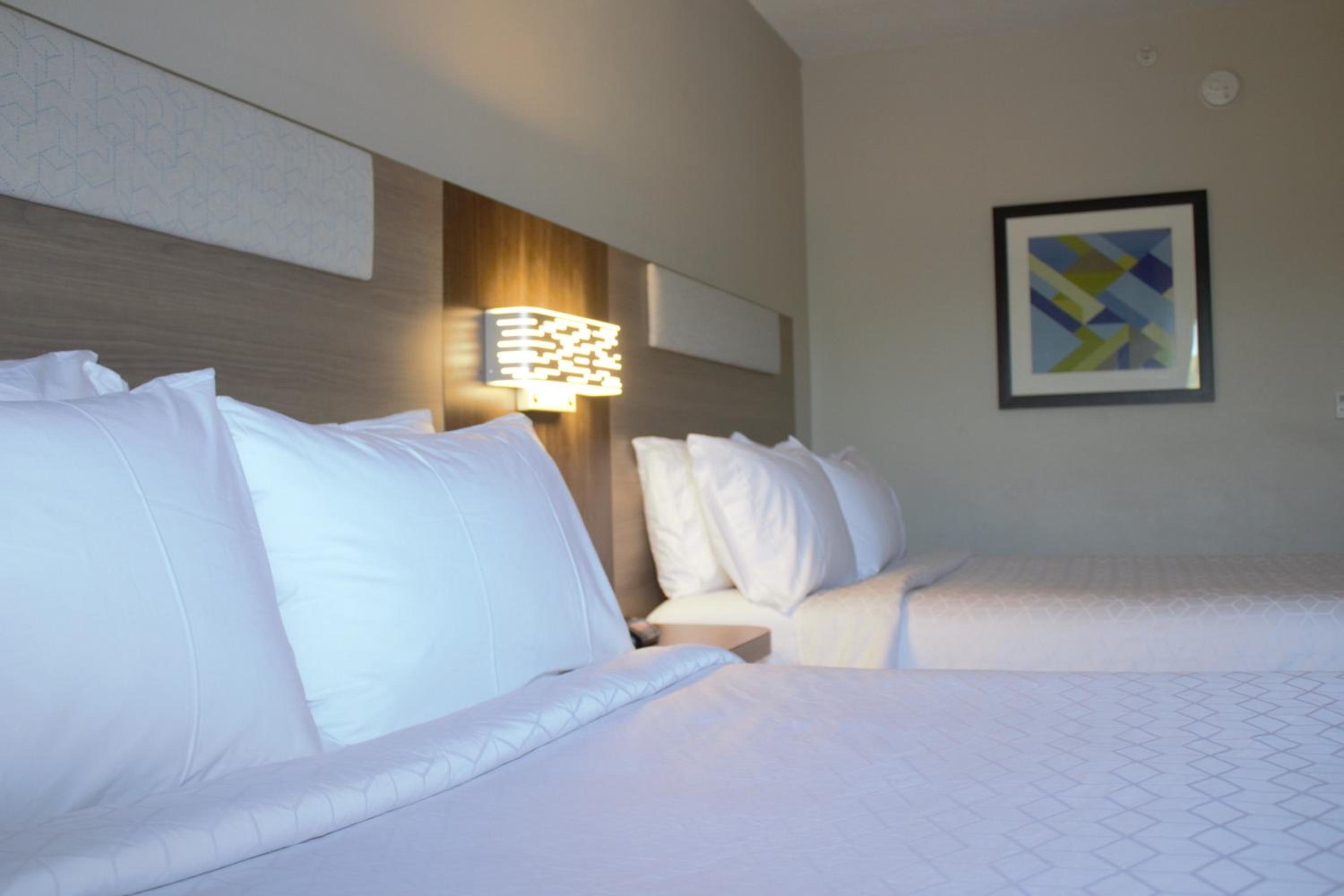 Standard Queen Room with Two Queen Beds - Photo 2