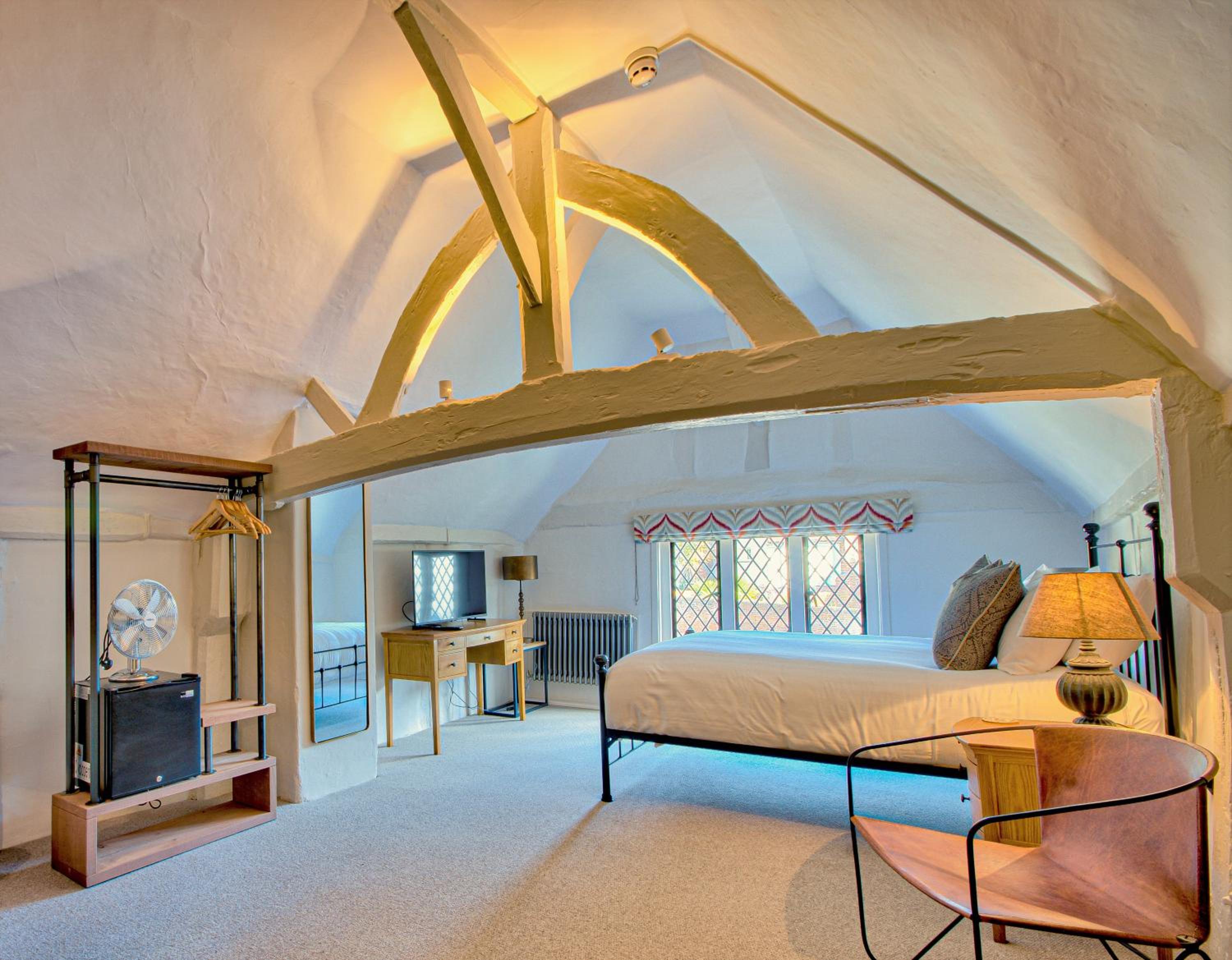 Deluxe King Room - Photo 8