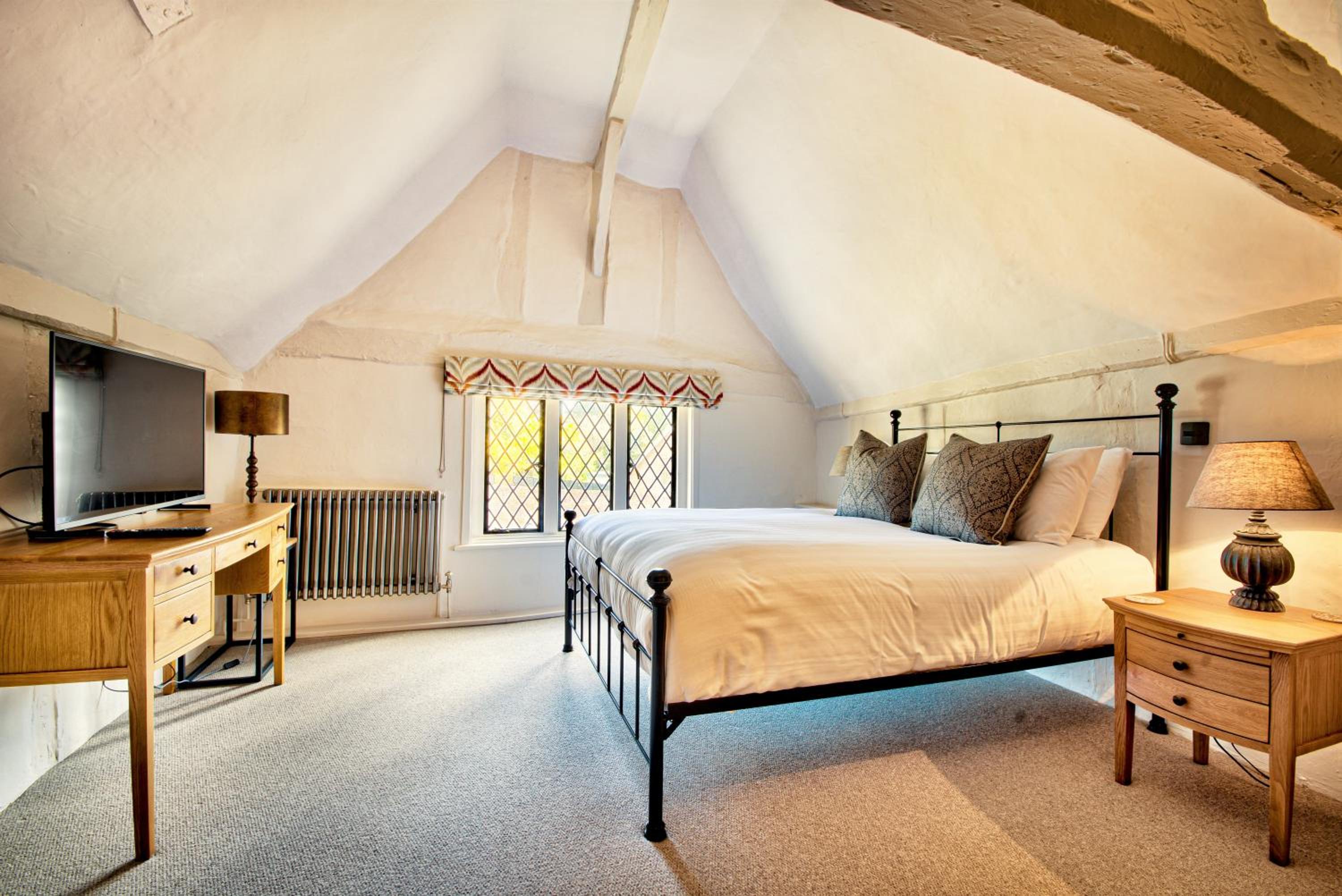 Deluxe King Room - Photo 9