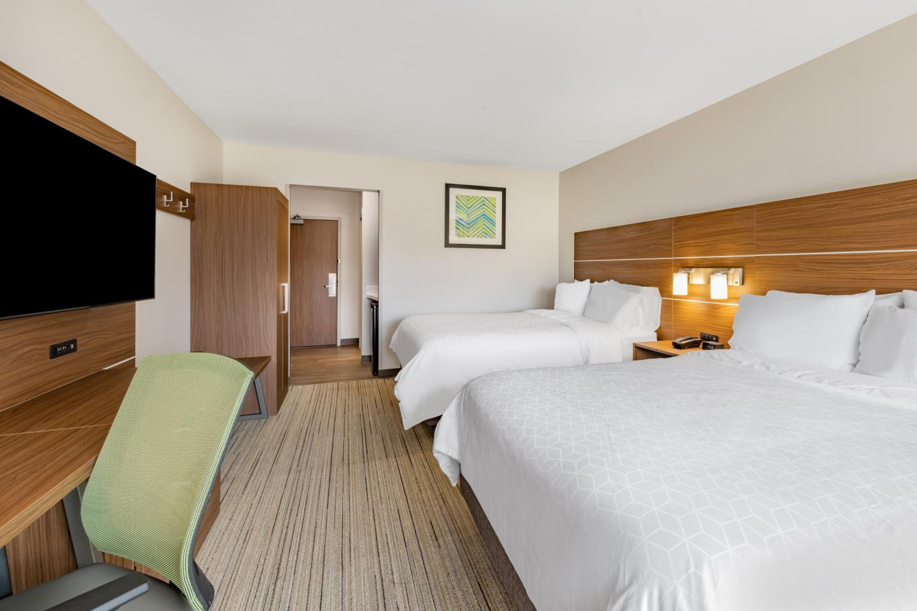 Standard Queen Room with Two Queen Beds - Photo 7