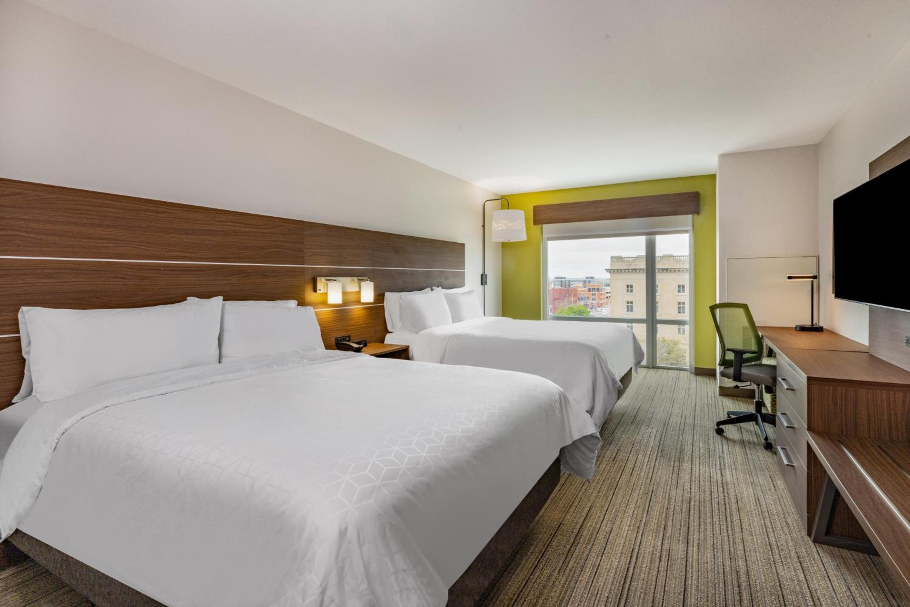 Standard Queen Room with Two Queen Beds - Photo 6