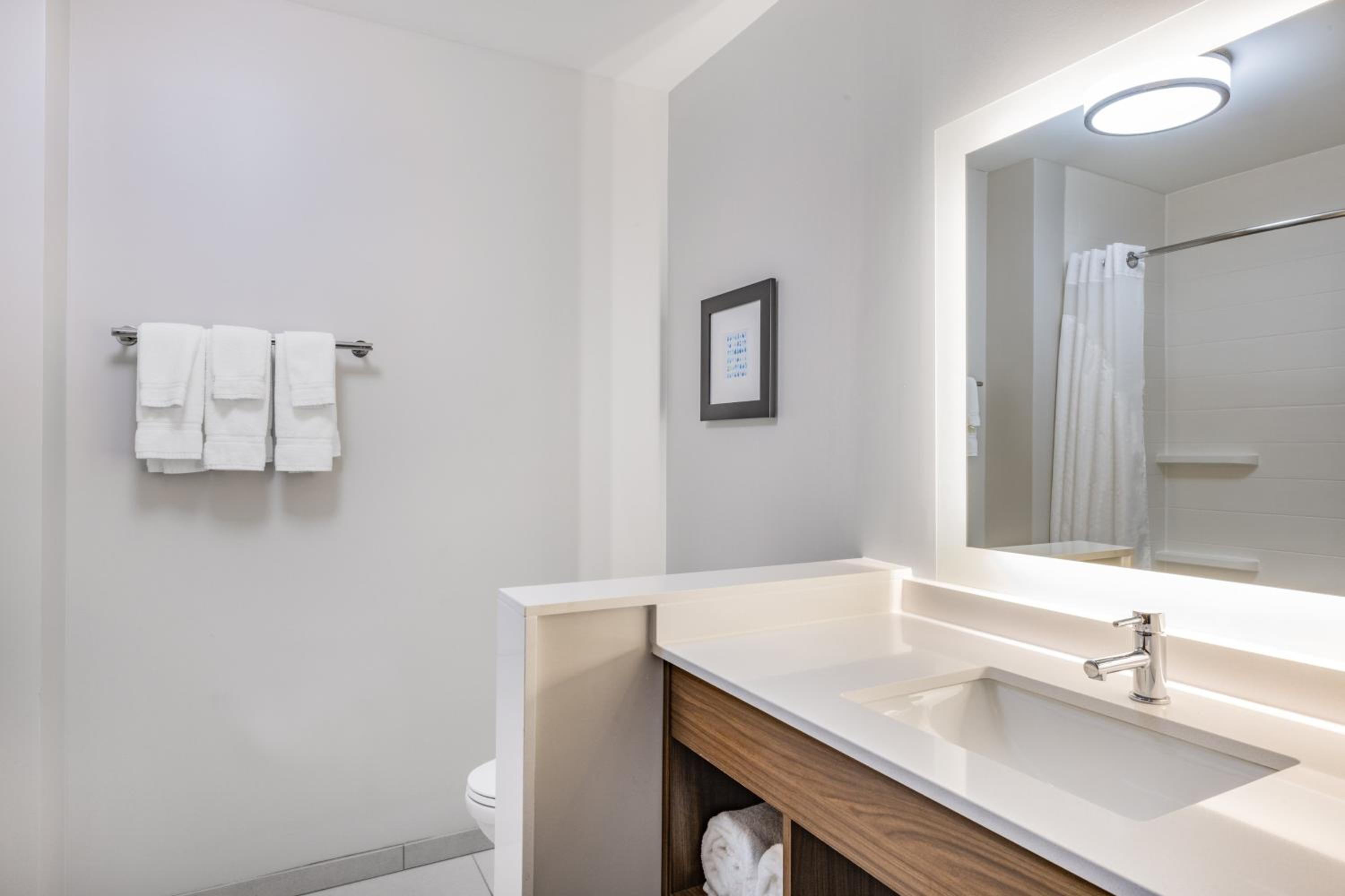 Standard King Room - Photo 6