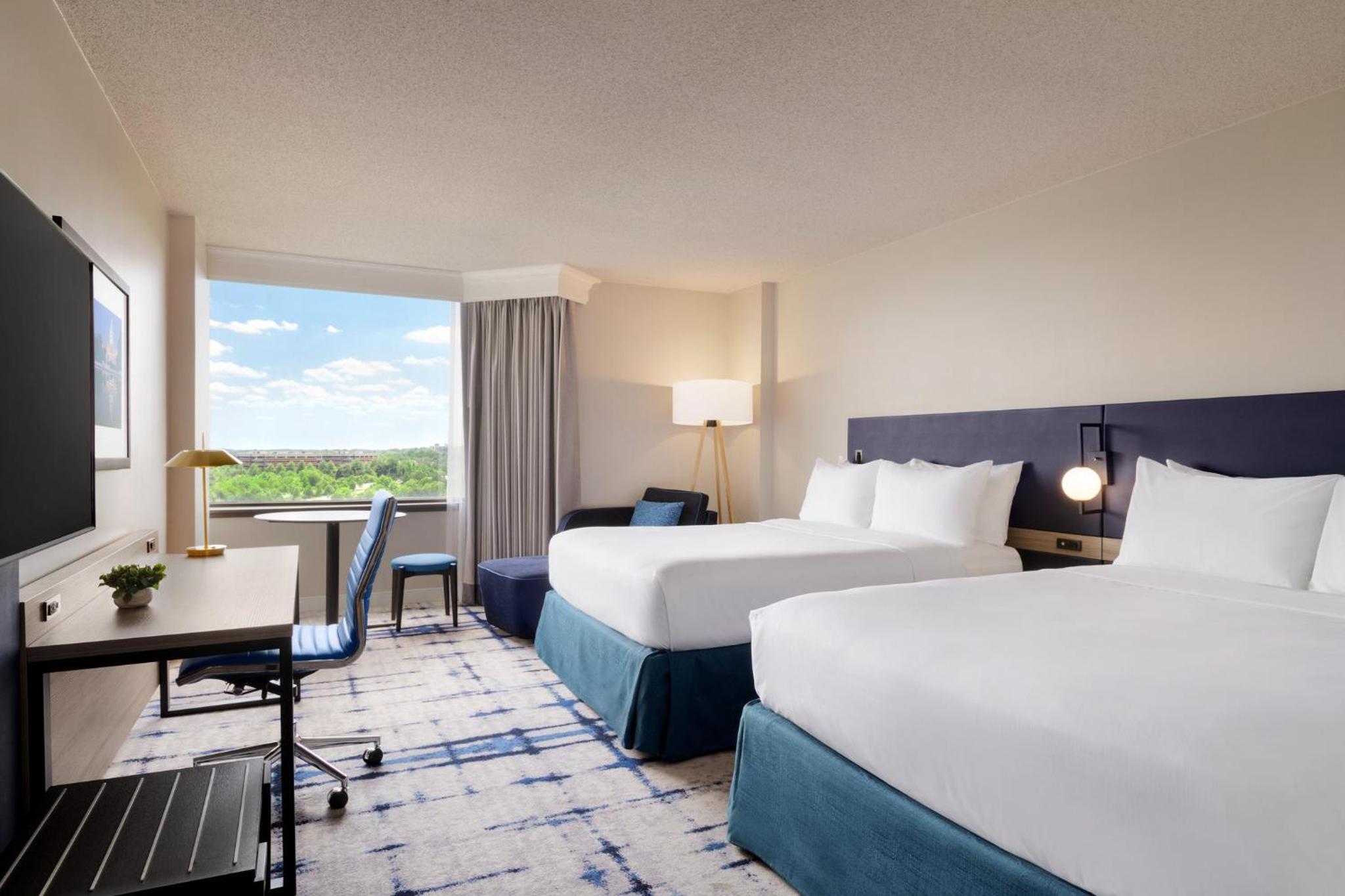 Standard Queen Room with Two Queen Beds and Mobility Accessible Tub photo 3