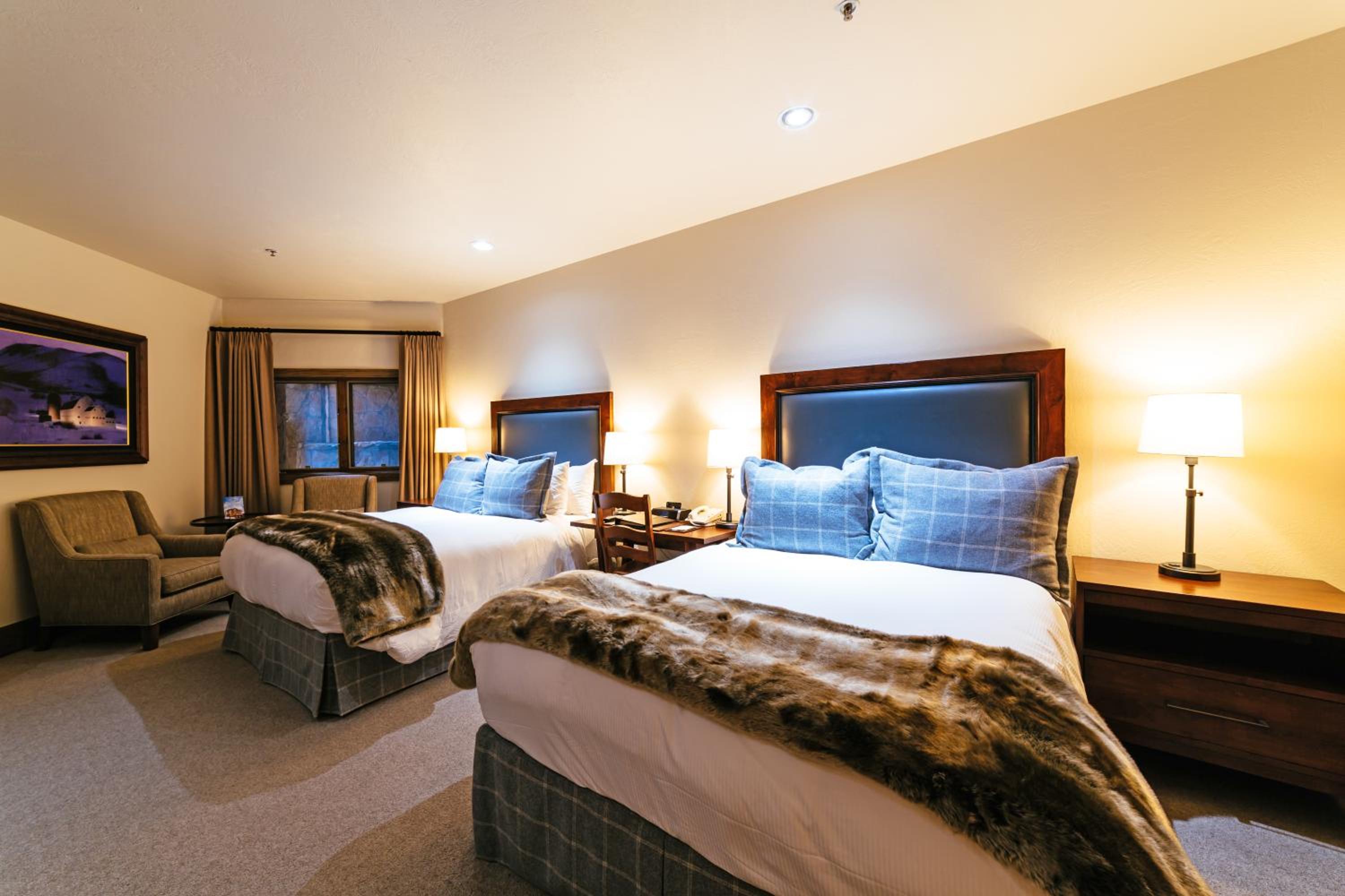 Deluxe Queen Room with Two Queen Beds with Fireplace - Photo 4