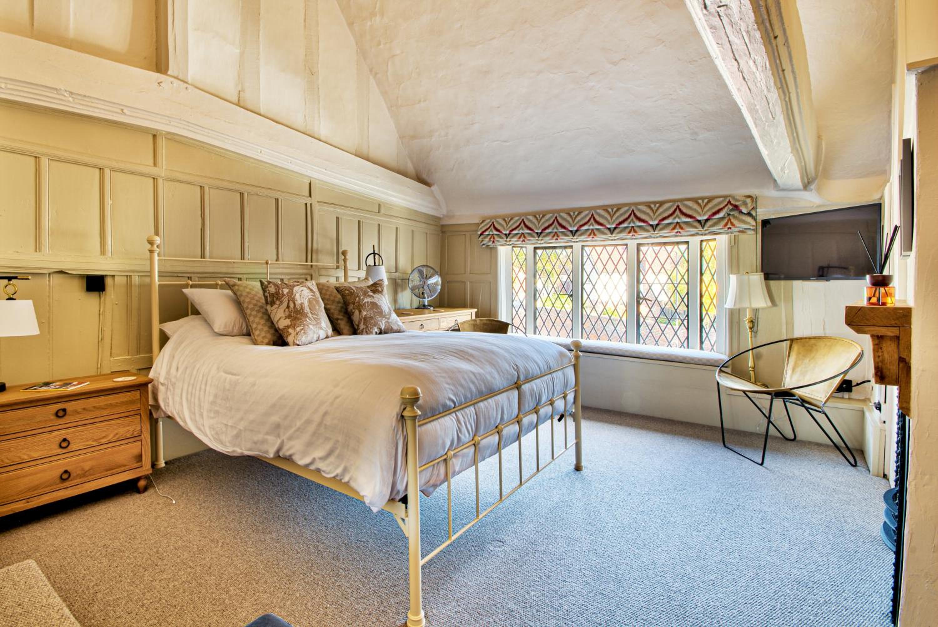 Deluxe King Room - Photo 7