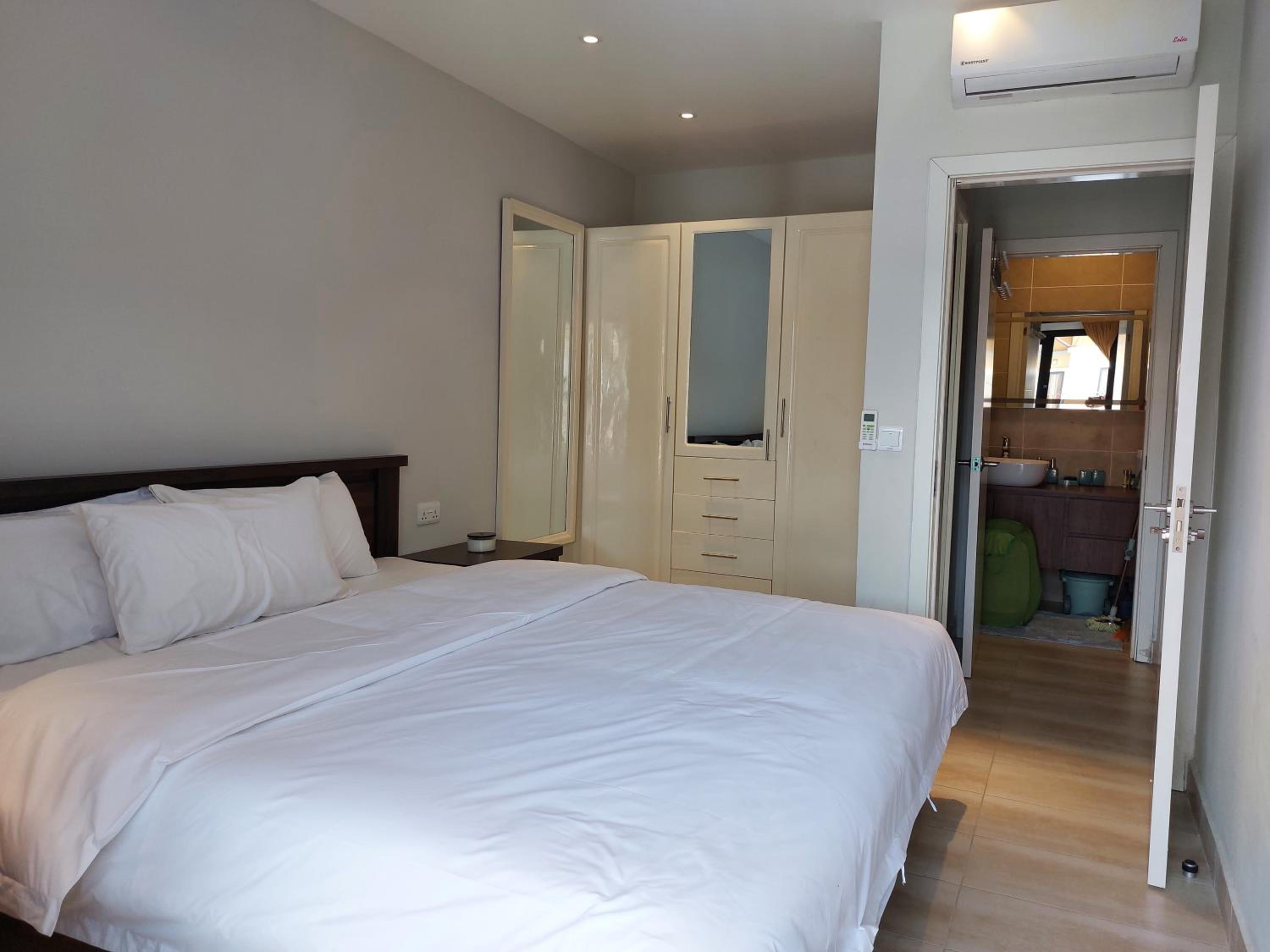 One-Bedroom Apartment with Pool View photo 2