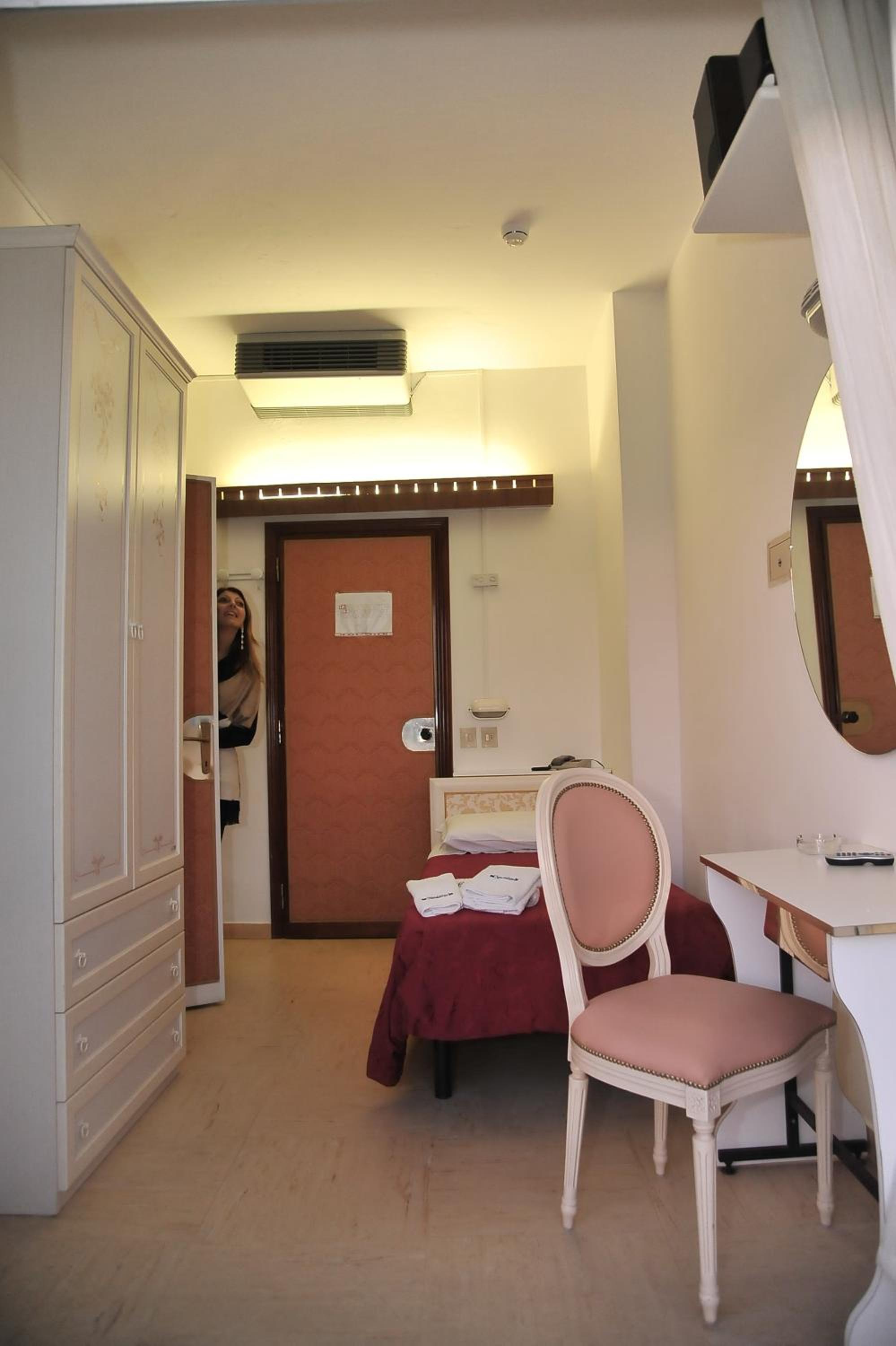 Single Room photo 2